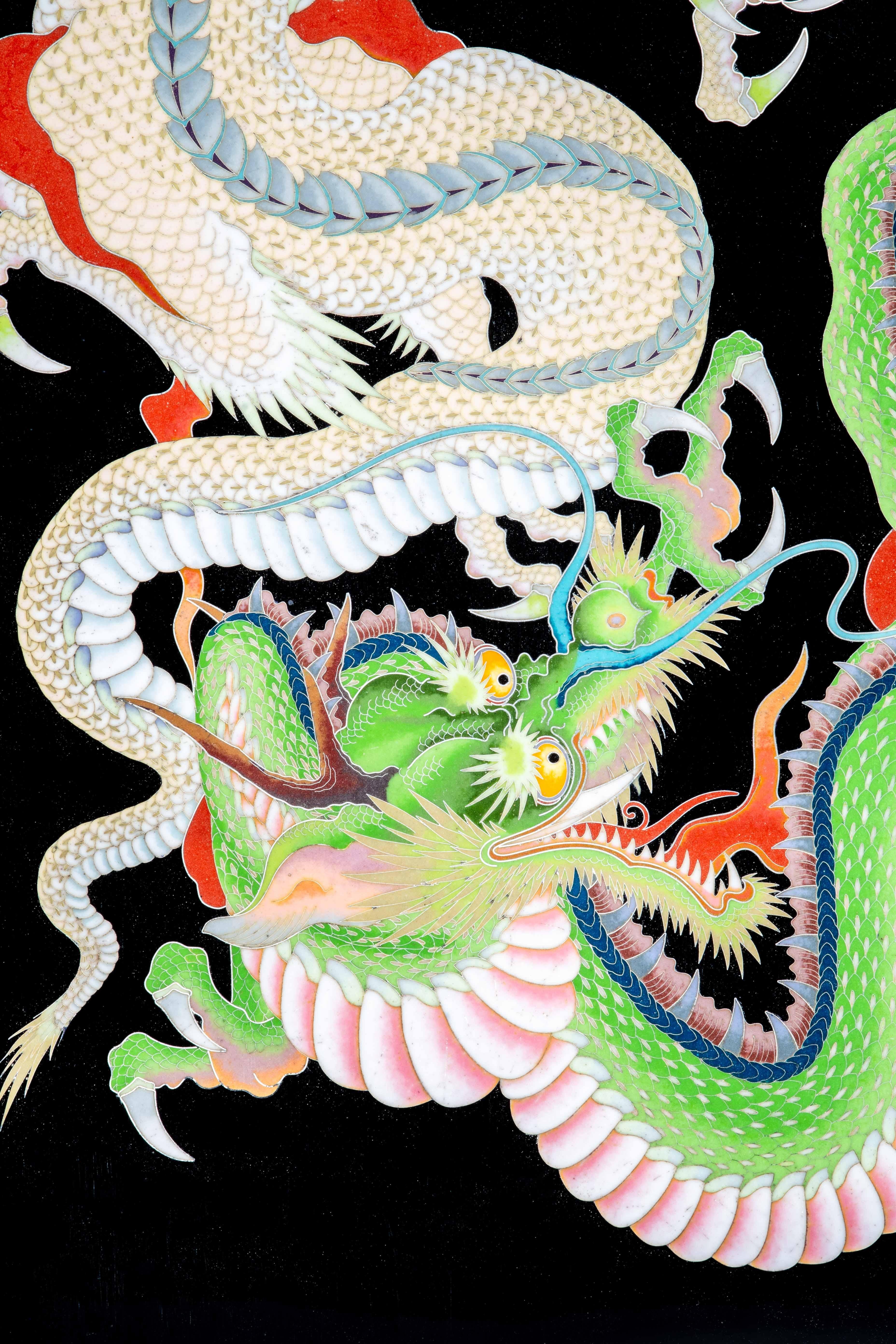 19th Century Plaque cloisonnée représentant deux dragons Ryu aux mâchoires béantes en vente