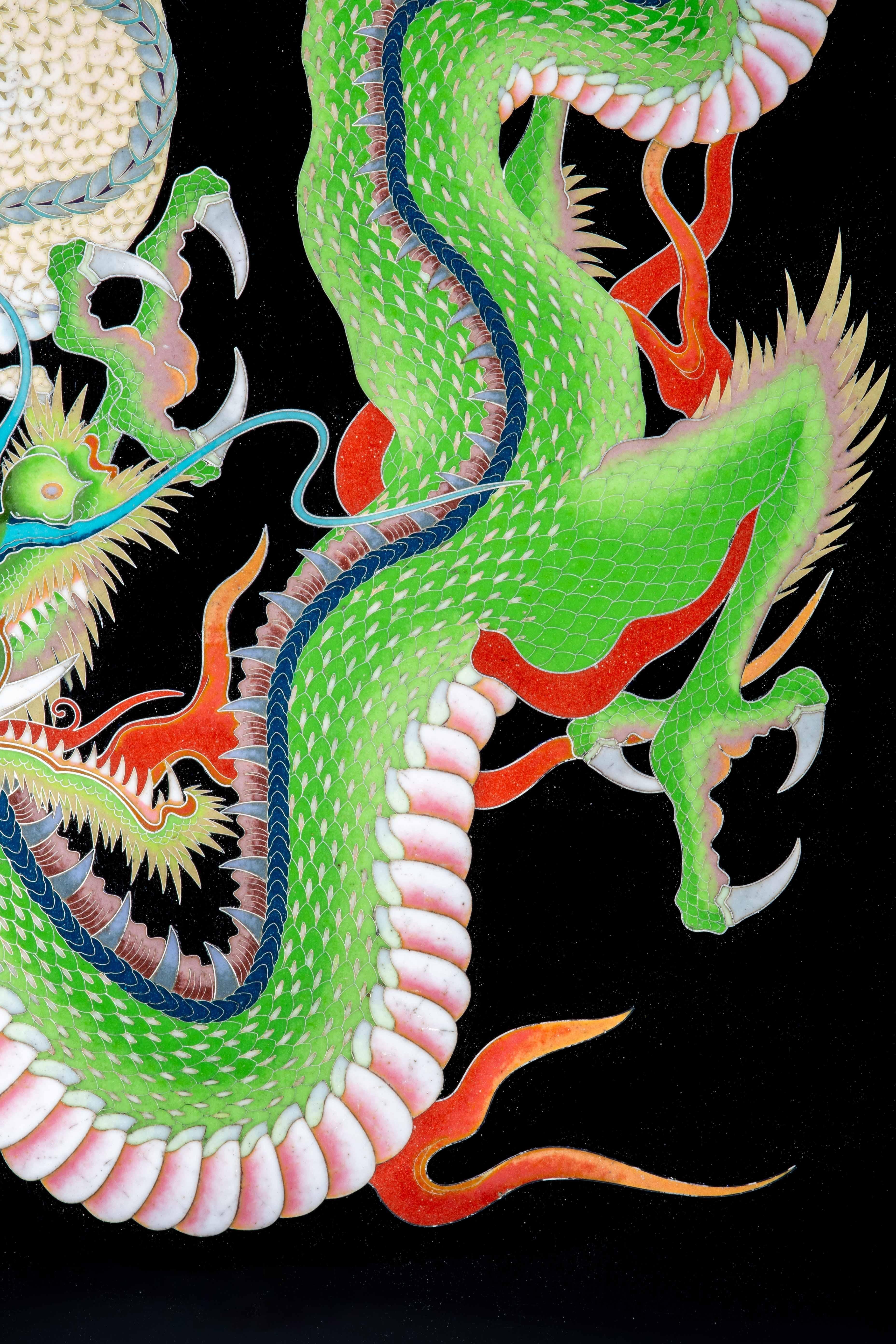 Émail Plaque cloisonnée représentant deux dragons Ryu aux mâchoires béantes en vente