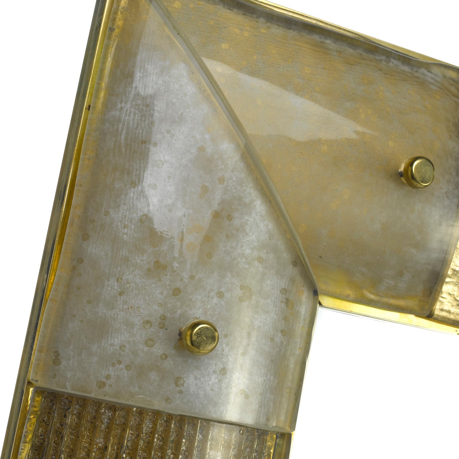 Placche-Spiegel, geschwungene Muranoglasplatten, gefasst in einem Messingrahmen (Italienisch) im Angebot
