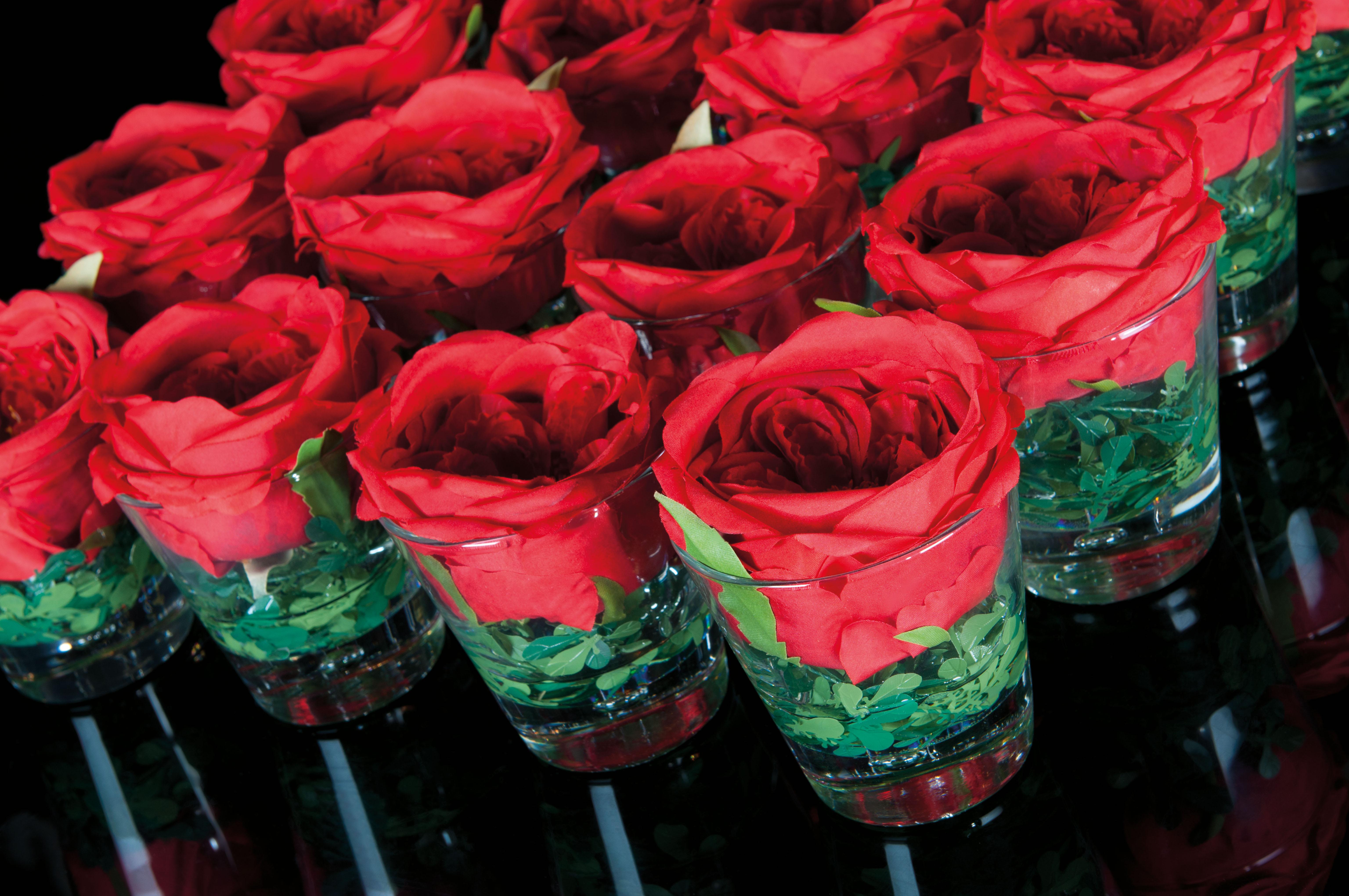 Tischhalter aus offenem Rosenholz mit Blumenarrangement, Italien (Polyester) im Angebot