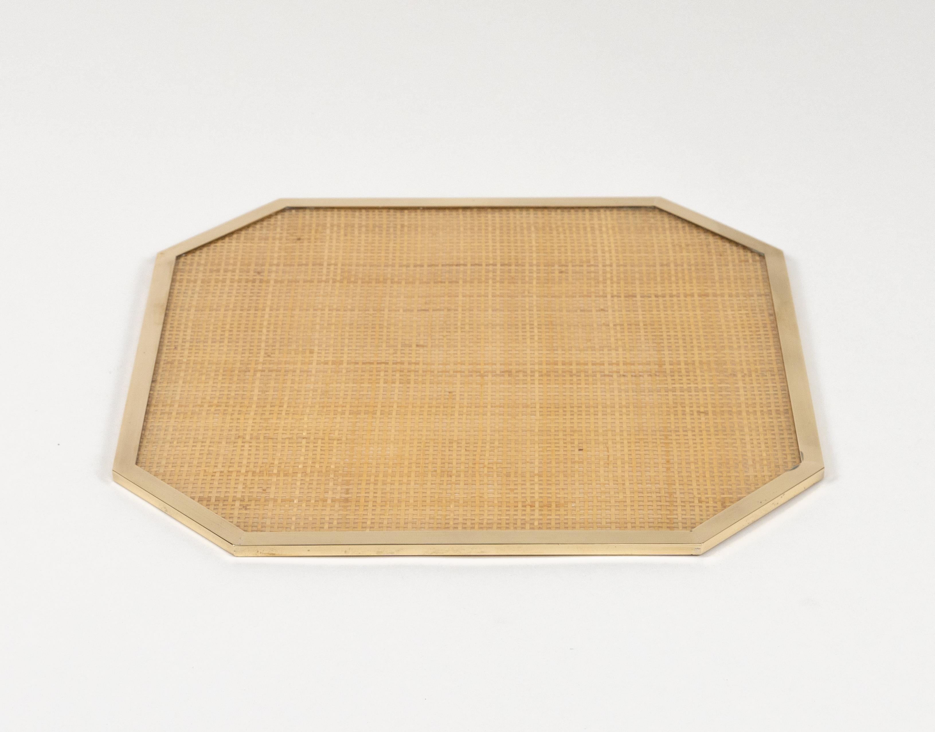 Midcentury beautiful serving pace or Placemat in lucite, brass and wicker in the style of Christian Dior Home.

Made in Italy in the 1970s.
