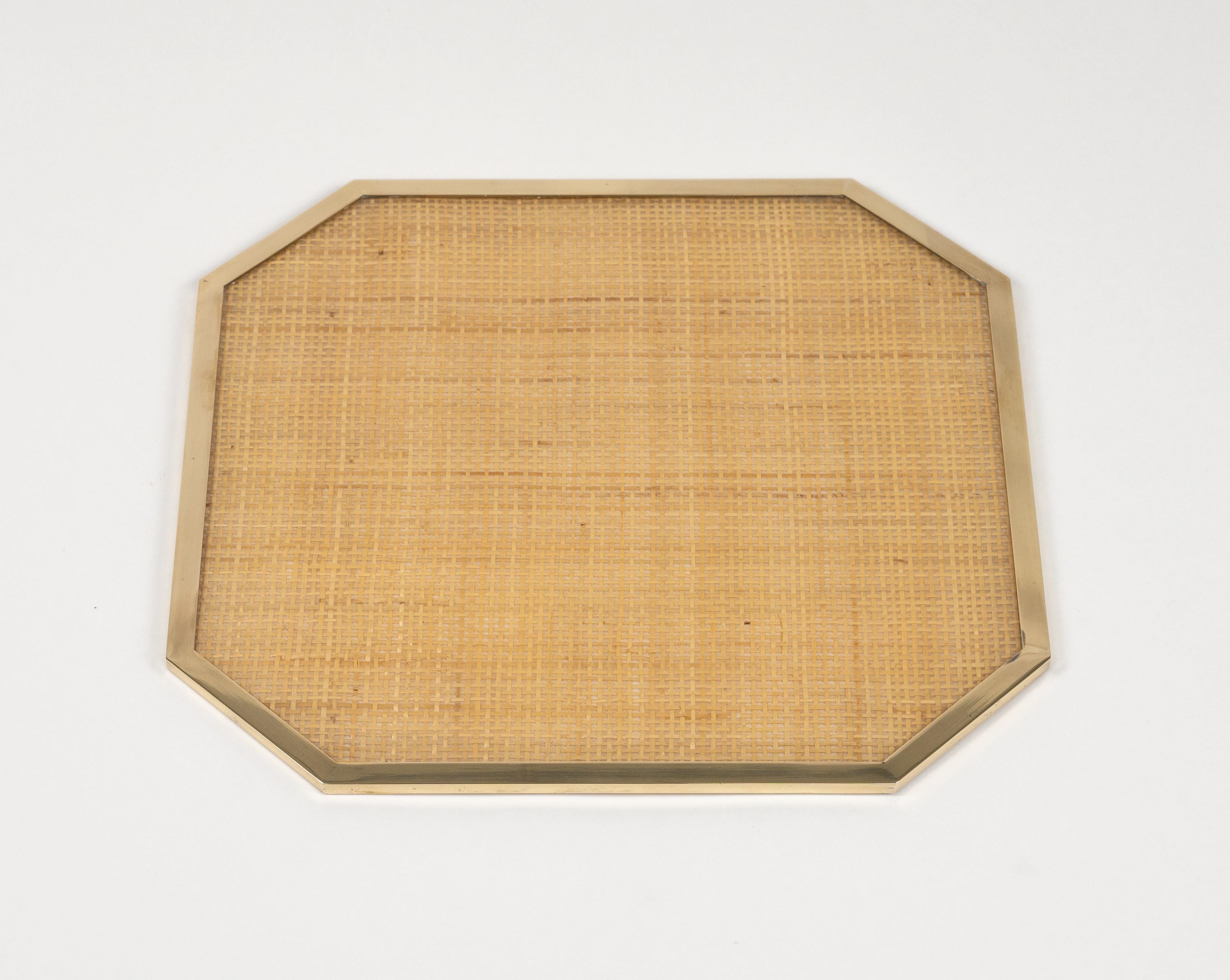Placemat Serving Tray Lucite, Brass & Wicker Christian Dior Style, Italy 1970s In Good Condition For Sale In Rome, IT