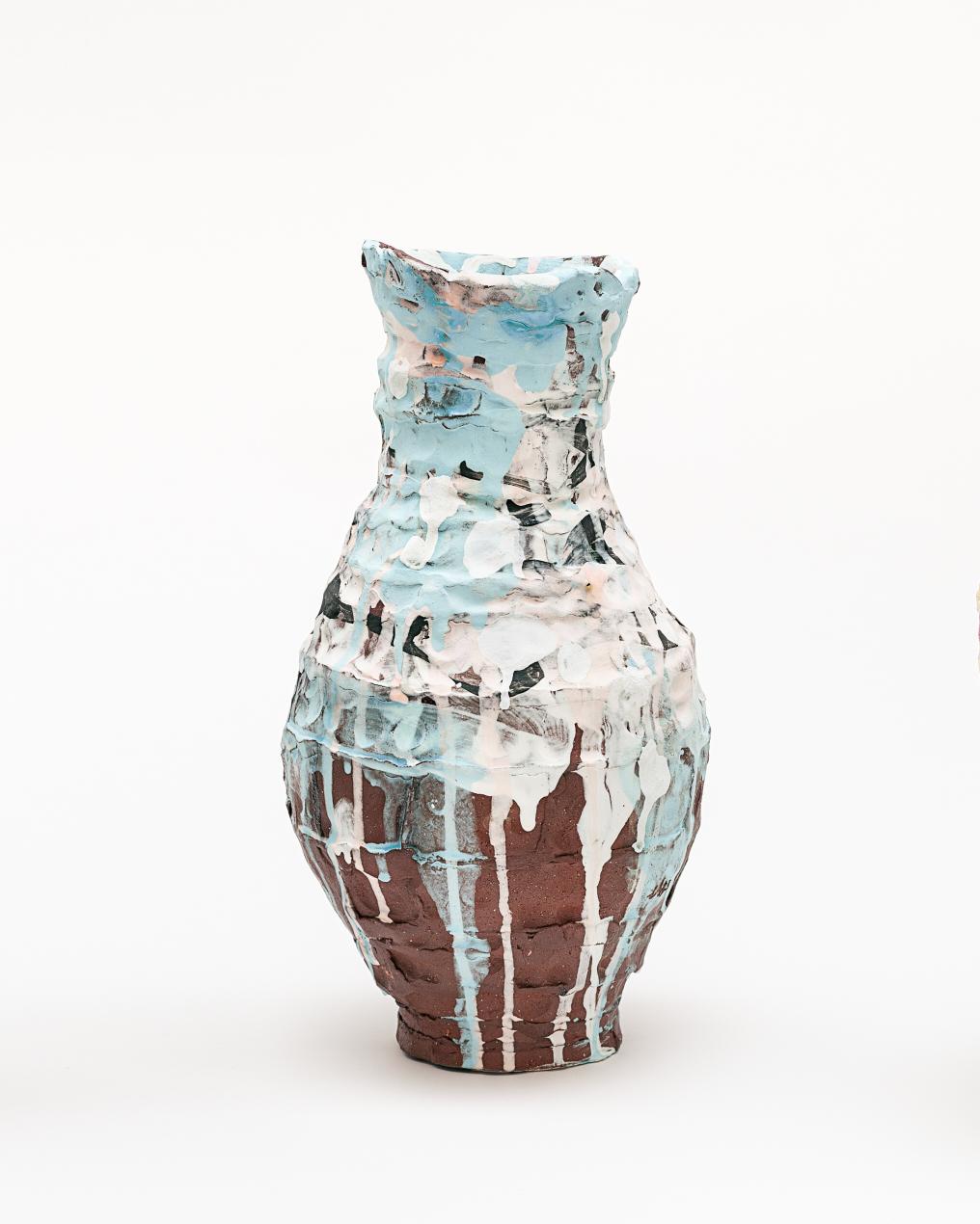 Placida-Vase von Elke Sada
Einzigartiges Stück
Abmessungen: B 18 x T 17,5 x H 36 cm
MATERIALIEN: Roter Ton, farbiger Schlicker, transparente Glasur.

Das Faszinierende und Auffallende an der Keramikkunst von Elke Sada ist nicht nur die strahlende