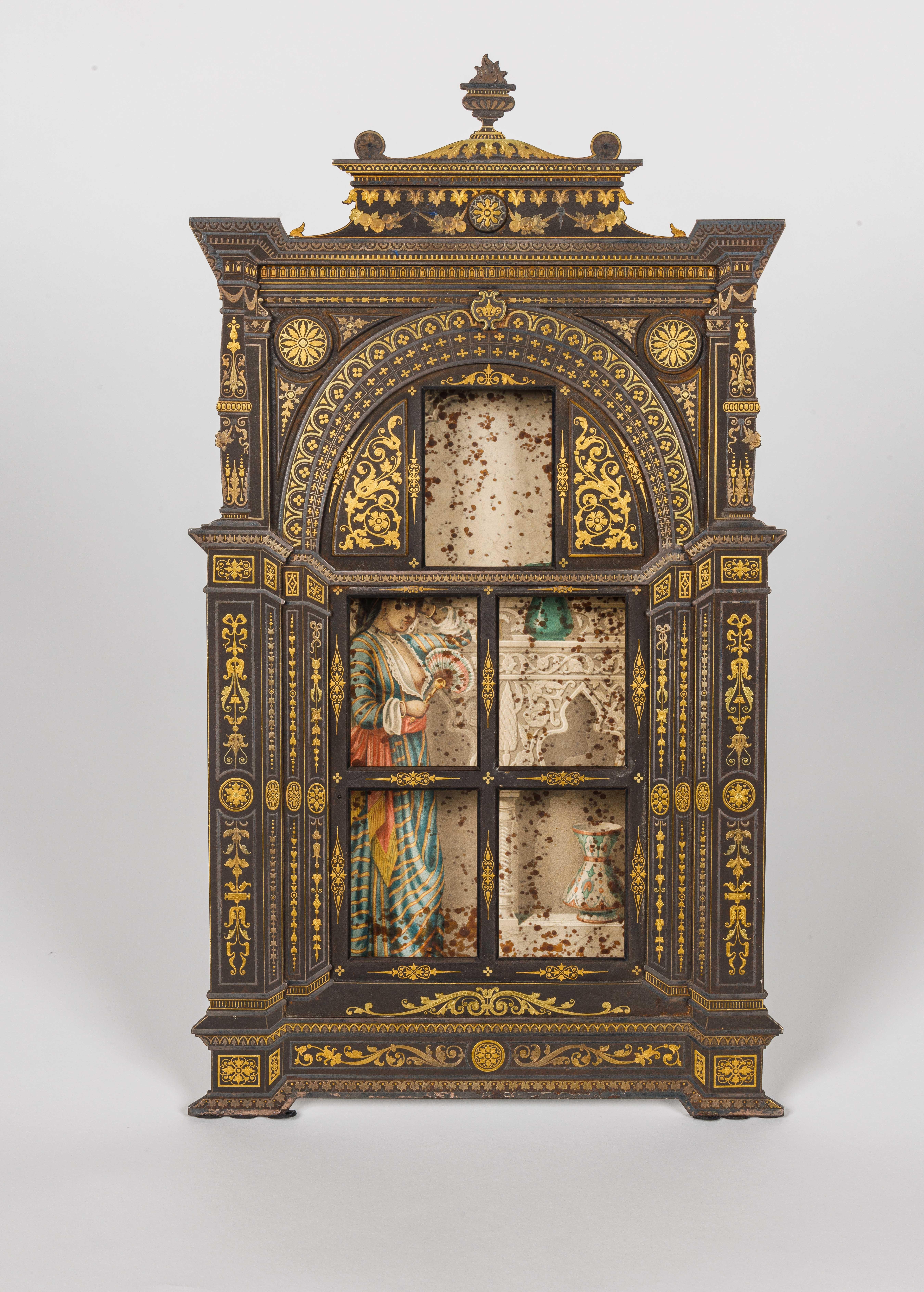 Placido Zuloaga, ein äußerst seltener spanischer Fensterrahmen aus Gold und Silber mit Damaszener, um 1880.

Der Innenraum ist ausgekleidet und mit einem orientalischen Kunstwerk ausgestattet. 

Rückseitig signiert PZ.

Placido Zuloaga war ein