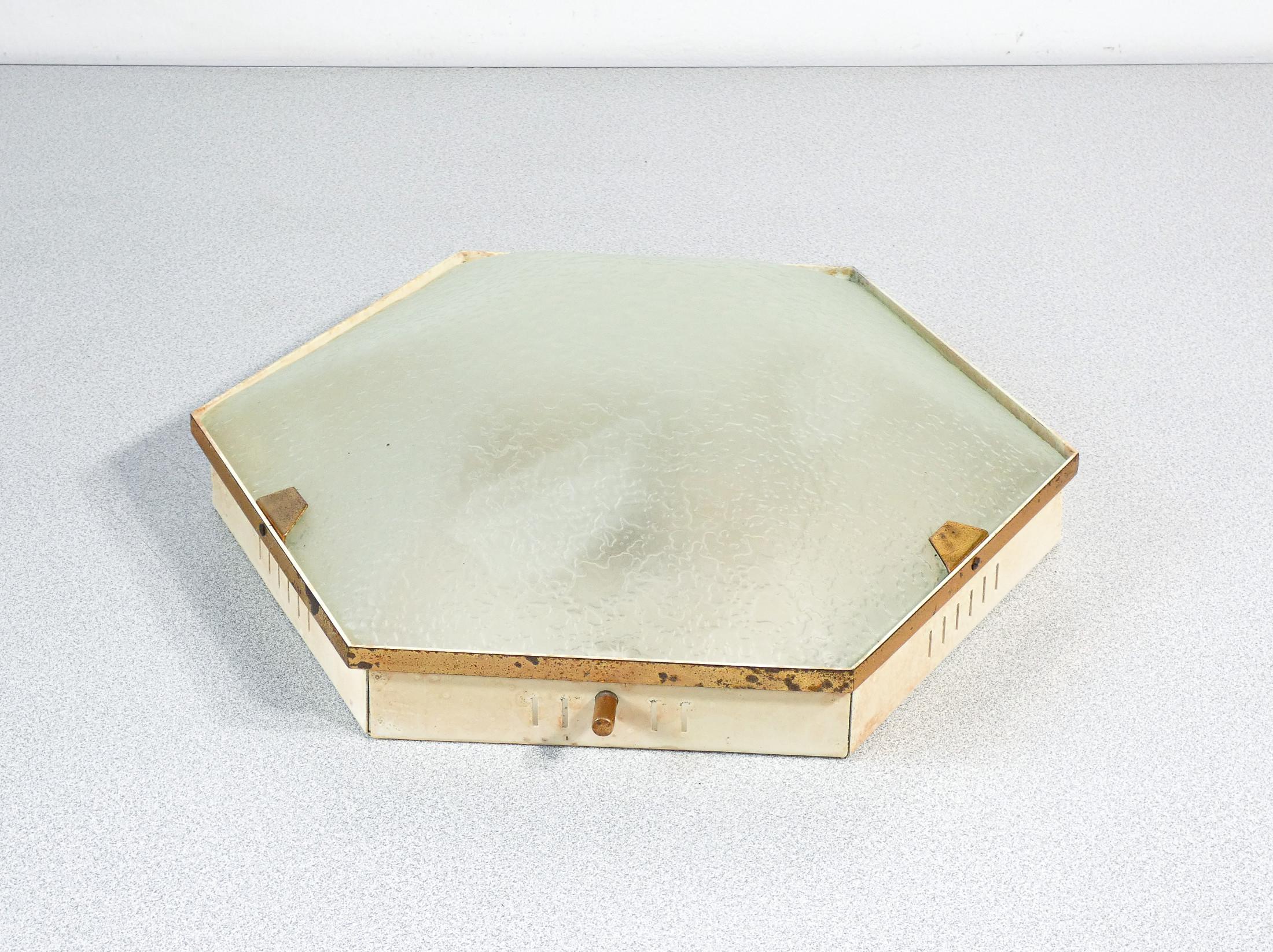 Italian Plafonnier design STILNOVO mod. 1183 en métal laqué, laiton et verre. 1950s en vente