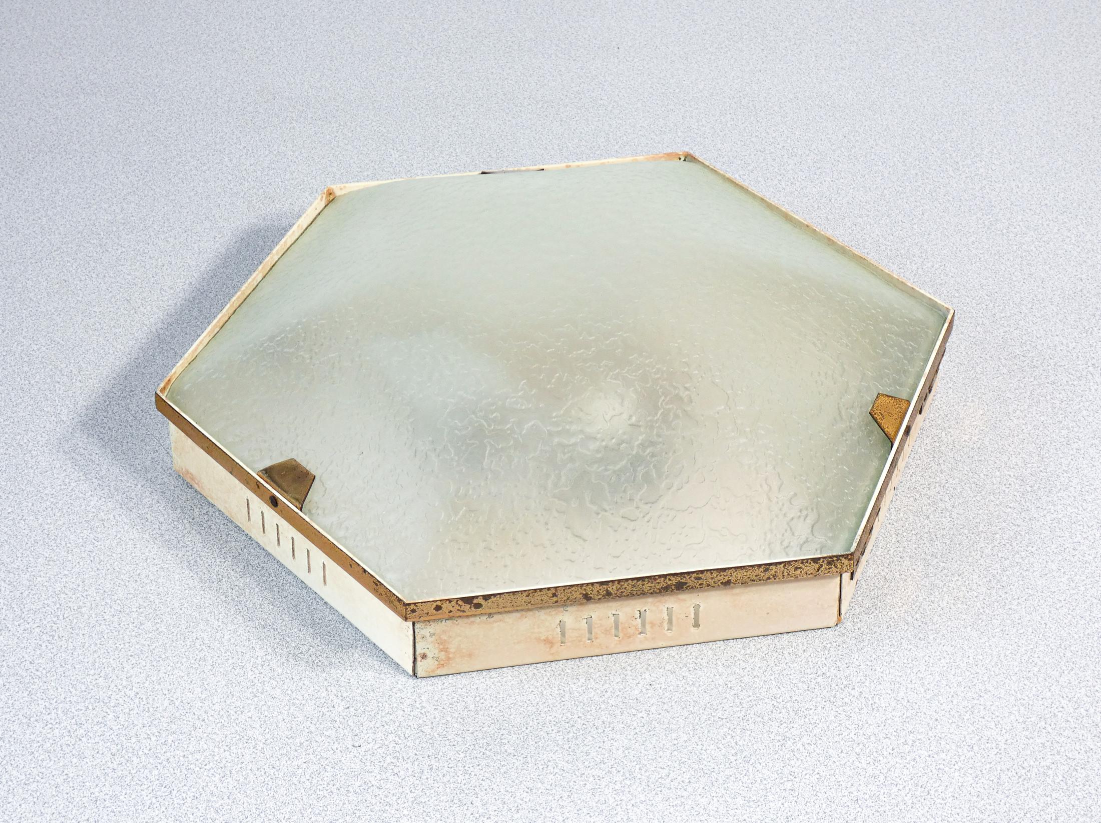 Plafonnier design STILNOVO mod. 1183 en métal laqué, laiton et verre. 1950s Bon état - En vente à Torino, IT