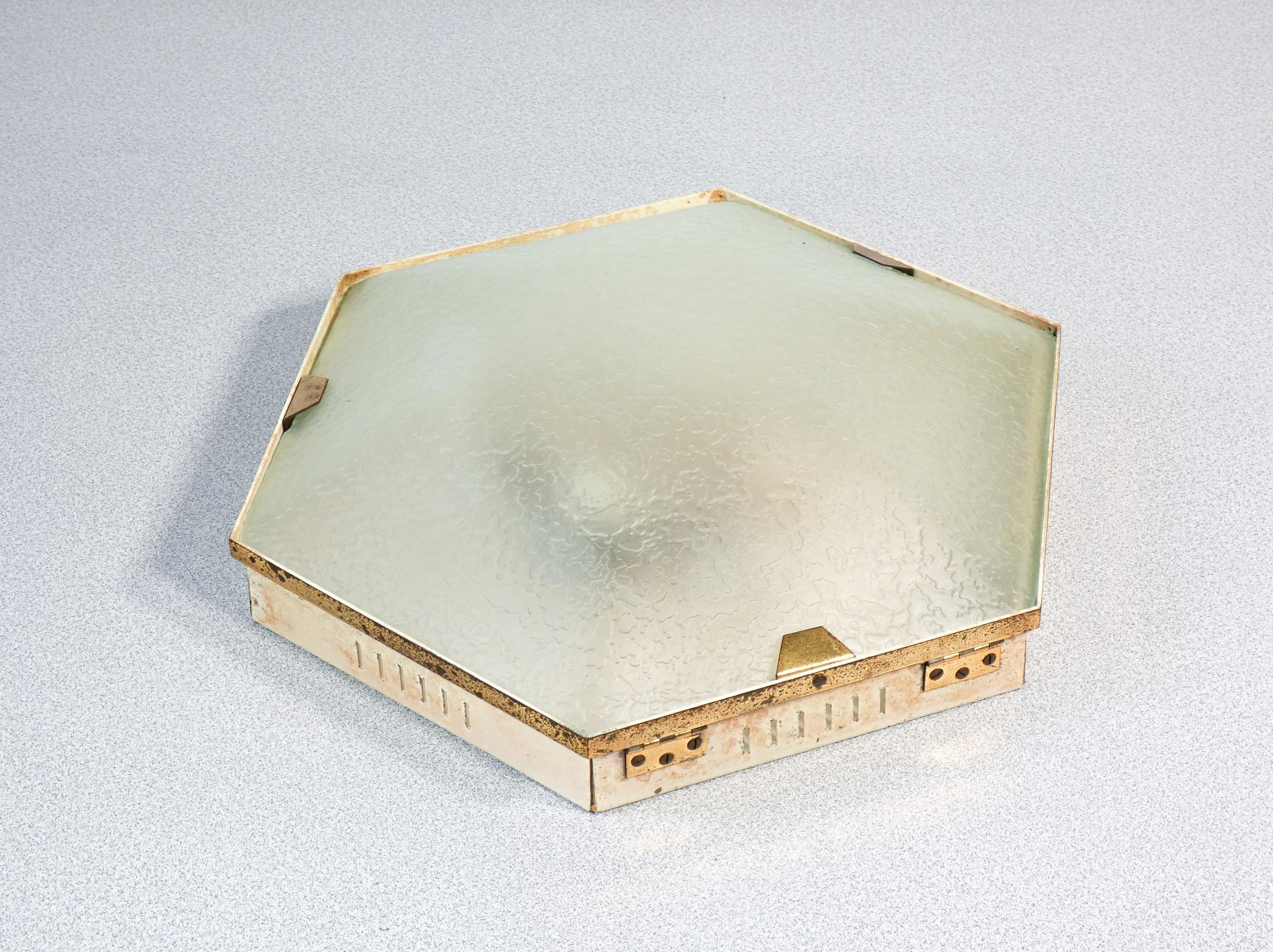 Mid-20th Century Plafonnier design STILNOVO mod. 1183 en métal laqué, laiton et verre. 1950s en vente