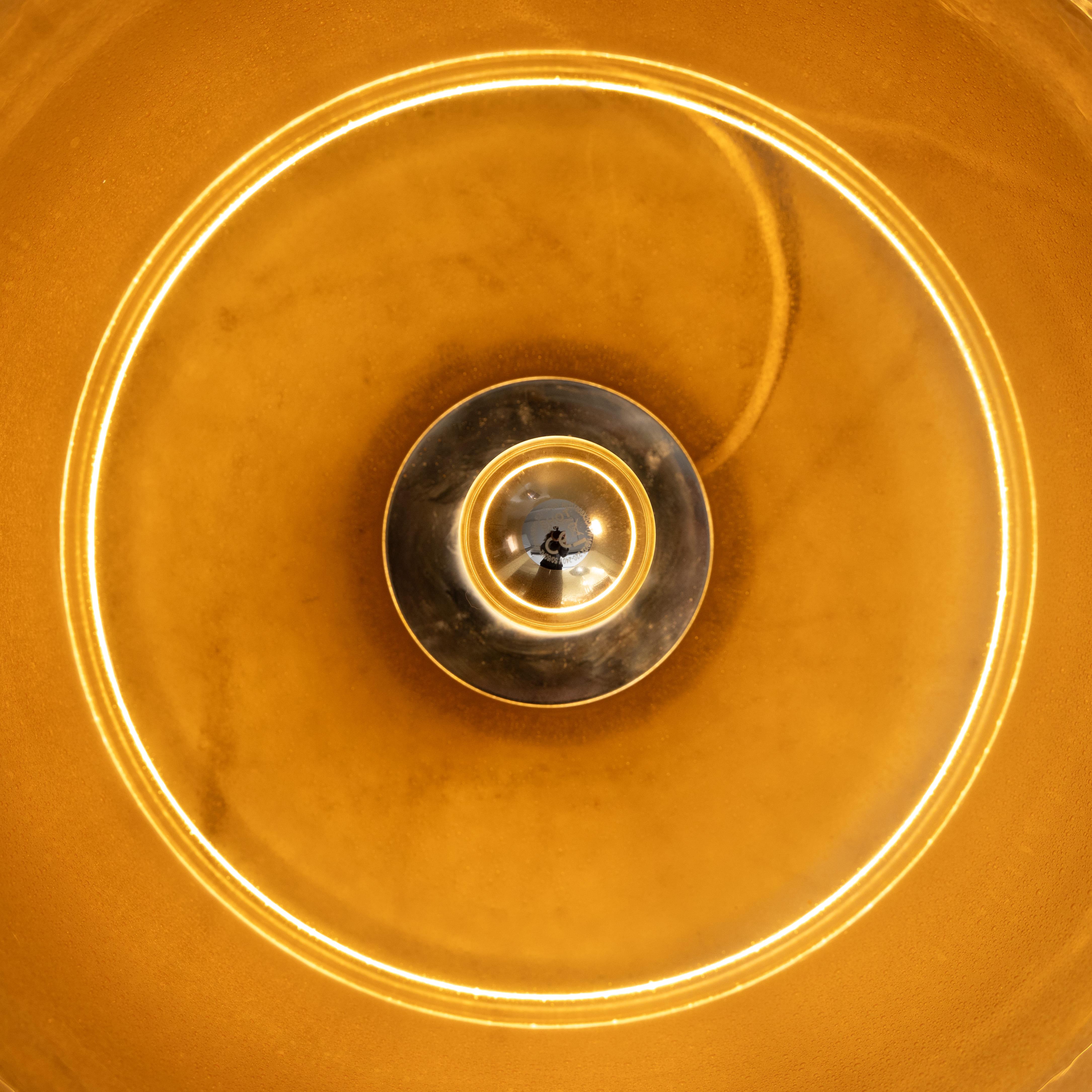 Lámpara de techo de cristal Pulegoso, Italia, 1970. Fabricada en precioso cristal de Murano naranja, esta lámpara de techo presenta la característica textura irregular del cristal Pulegoso, conseguida mediante la inclusión de burbujas de aire