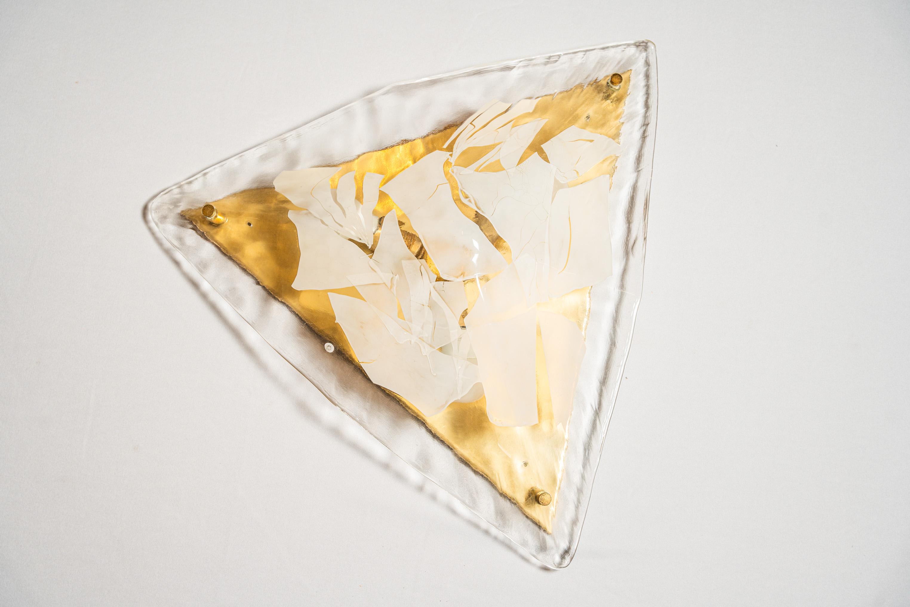 Large three-light ceiling light with a triangular shape
The structure of the chandelier is brass, while the pyramid-shaped glass is Murano with white 