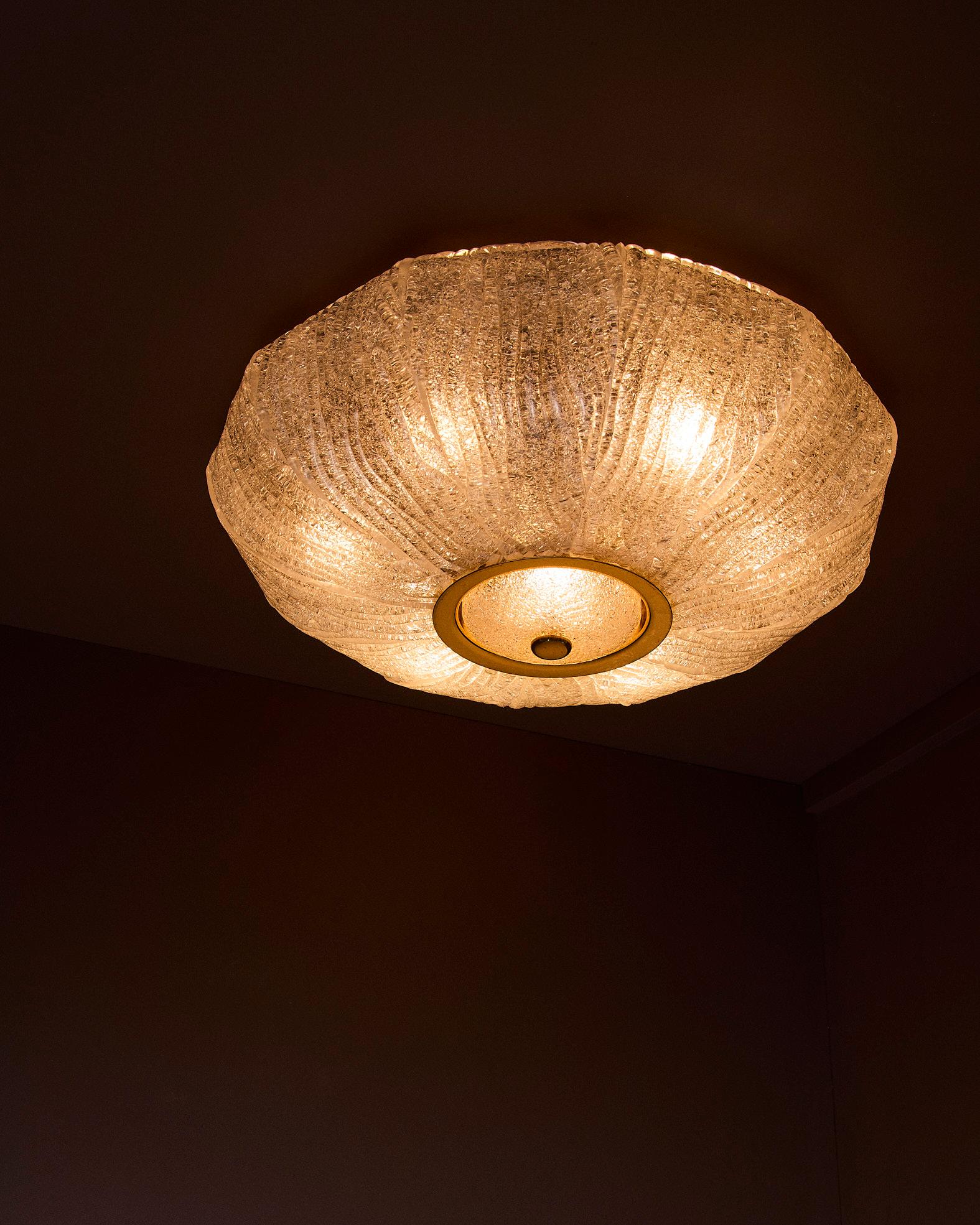 Elegante plafonera modelo Royal en otomán spazzolato y cristal de Murano transparente, caracterizada por el refinado trabajo de 