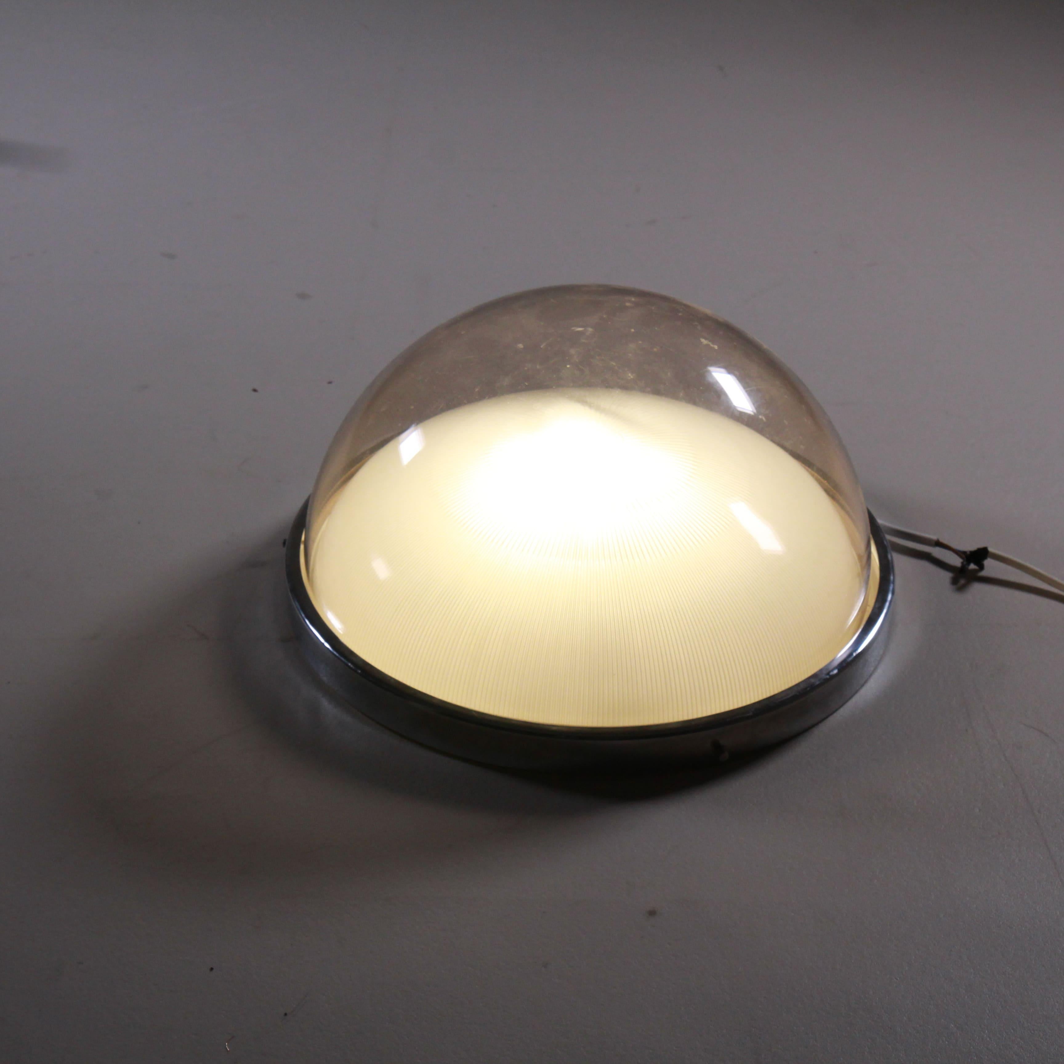La lampada da parete “Sigma” di Sergio Mazza per Artemide, del 1960, è un’icona del design italiano e dello stile Mid-Century. Caratterizzata da linee pulite e forme geometriche, questa lampada combina eleganza e funzionalità in modo impeccabile.