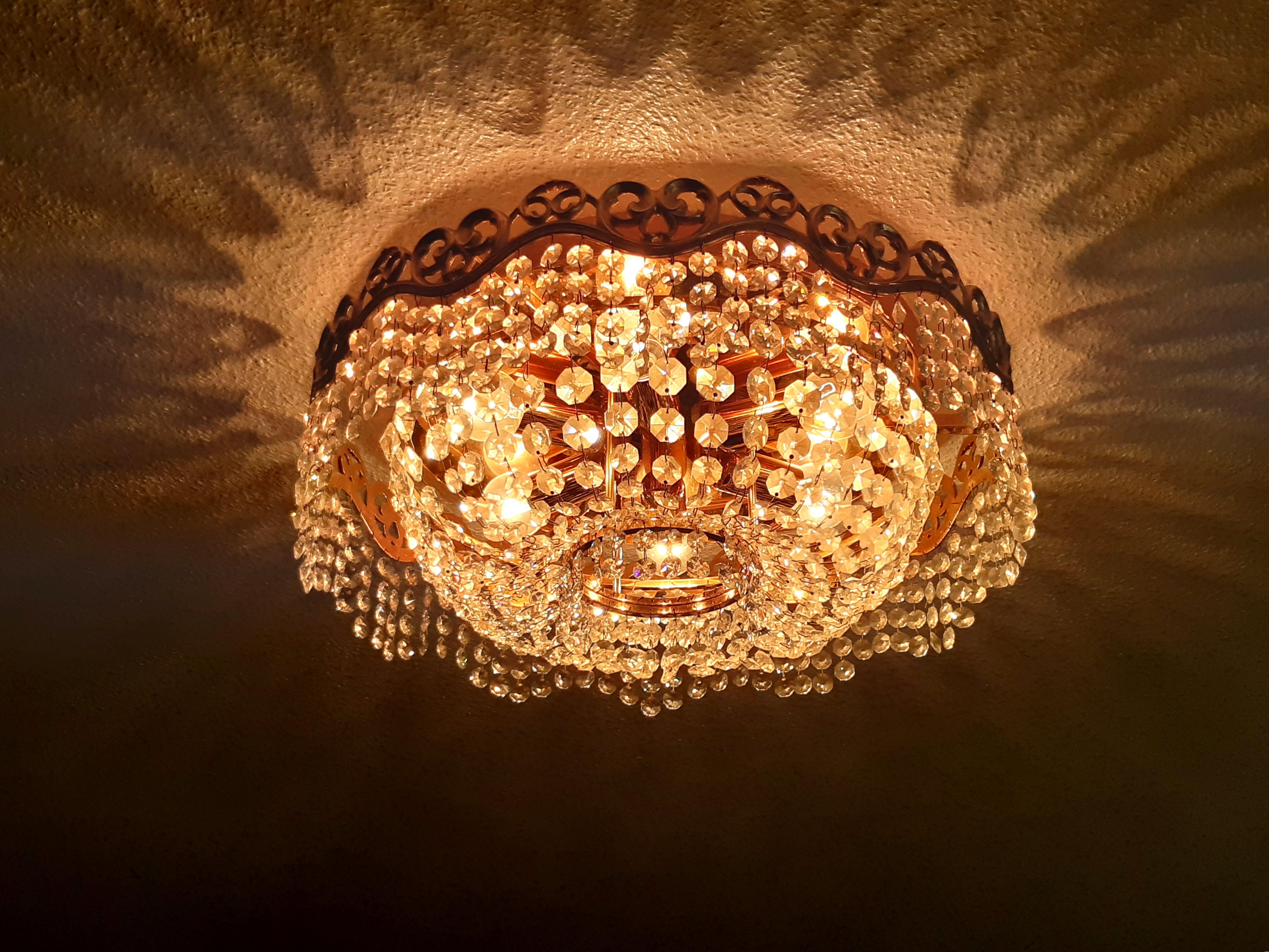 Traumhafte Deckenleuchte der 60er Jahre, möglicherweise von SÖLKEN Leuchten, unbeschädigt in hervorragendem Zustand, Durchmesser 43cm, 6 Fassungen E27 radial angeordnet. 
Wie auf den Fotos zu erkennen, wirft die Leuchte eon facettenreiches Licht-