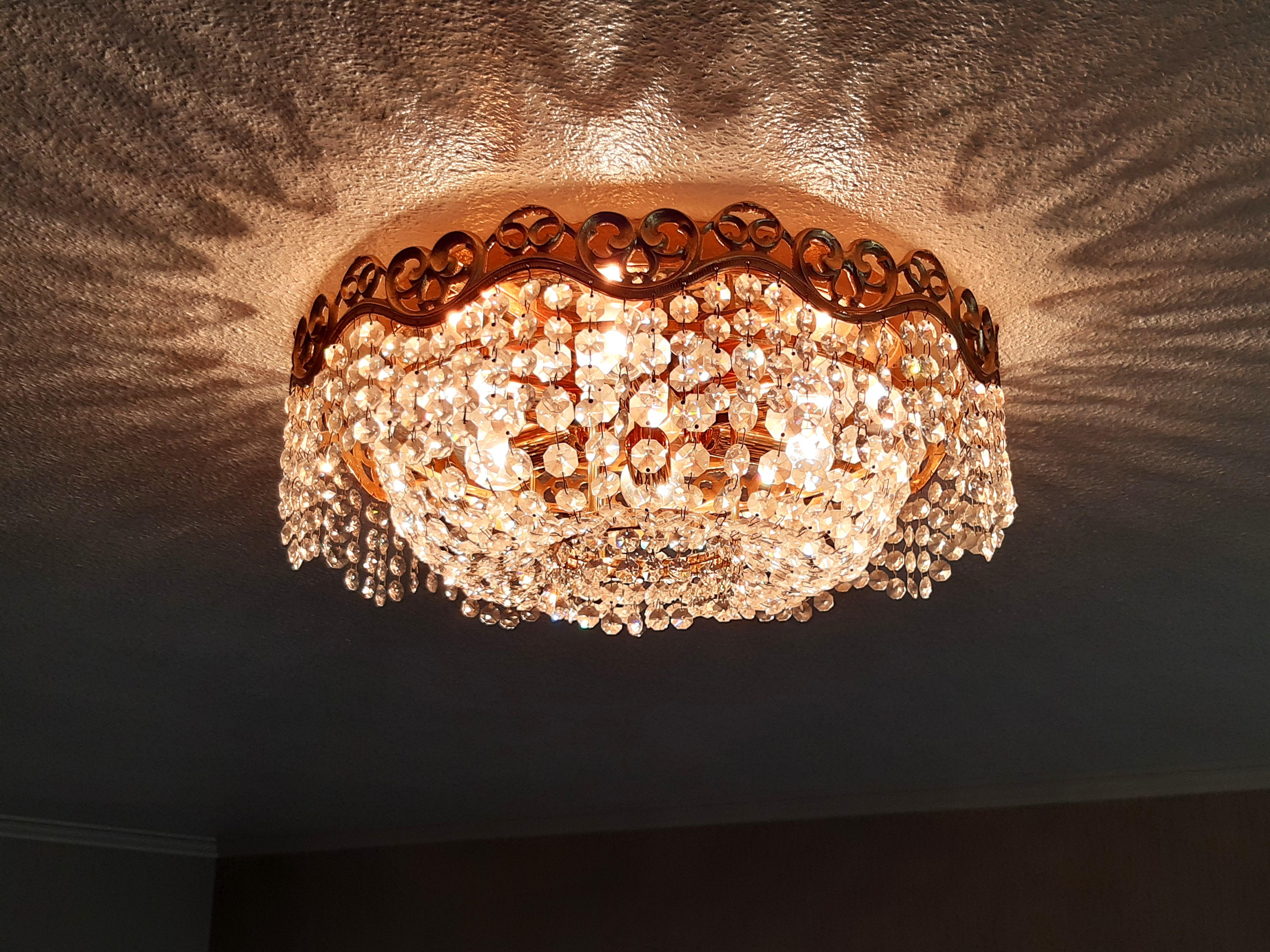 Hollywood Regency Plafonière Deckenleuchte Lüster SÖLKEN (?) mit Prismen um 1960 For Sale