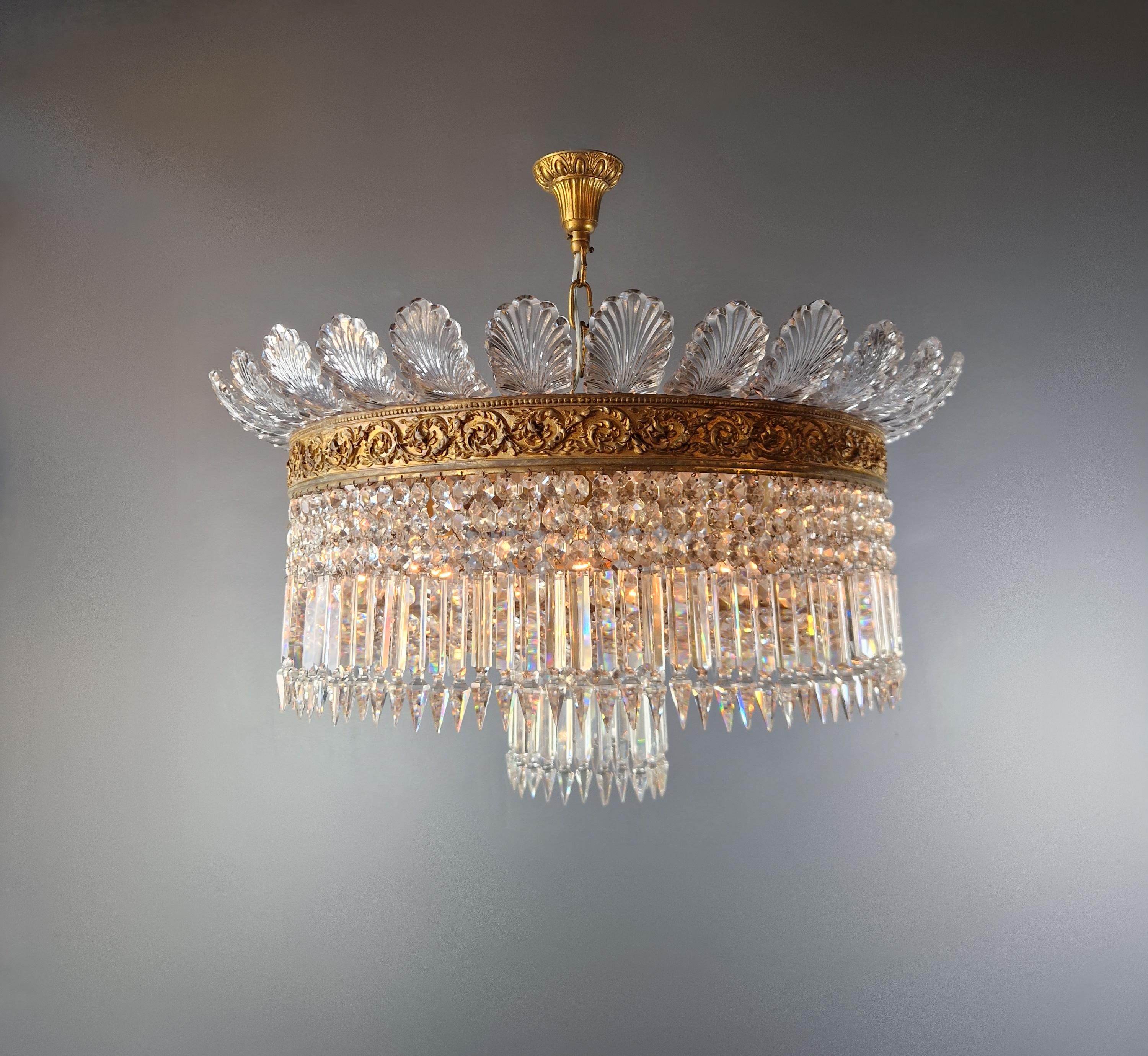 Exquisite Antique Chandelier: A restored masterpiece from the past

Discover the charm of a bygone era with our carefully restored antique chandelier, a true labor of love from Berlin. Meticulously tailored to U.S. electrical standards, this piece