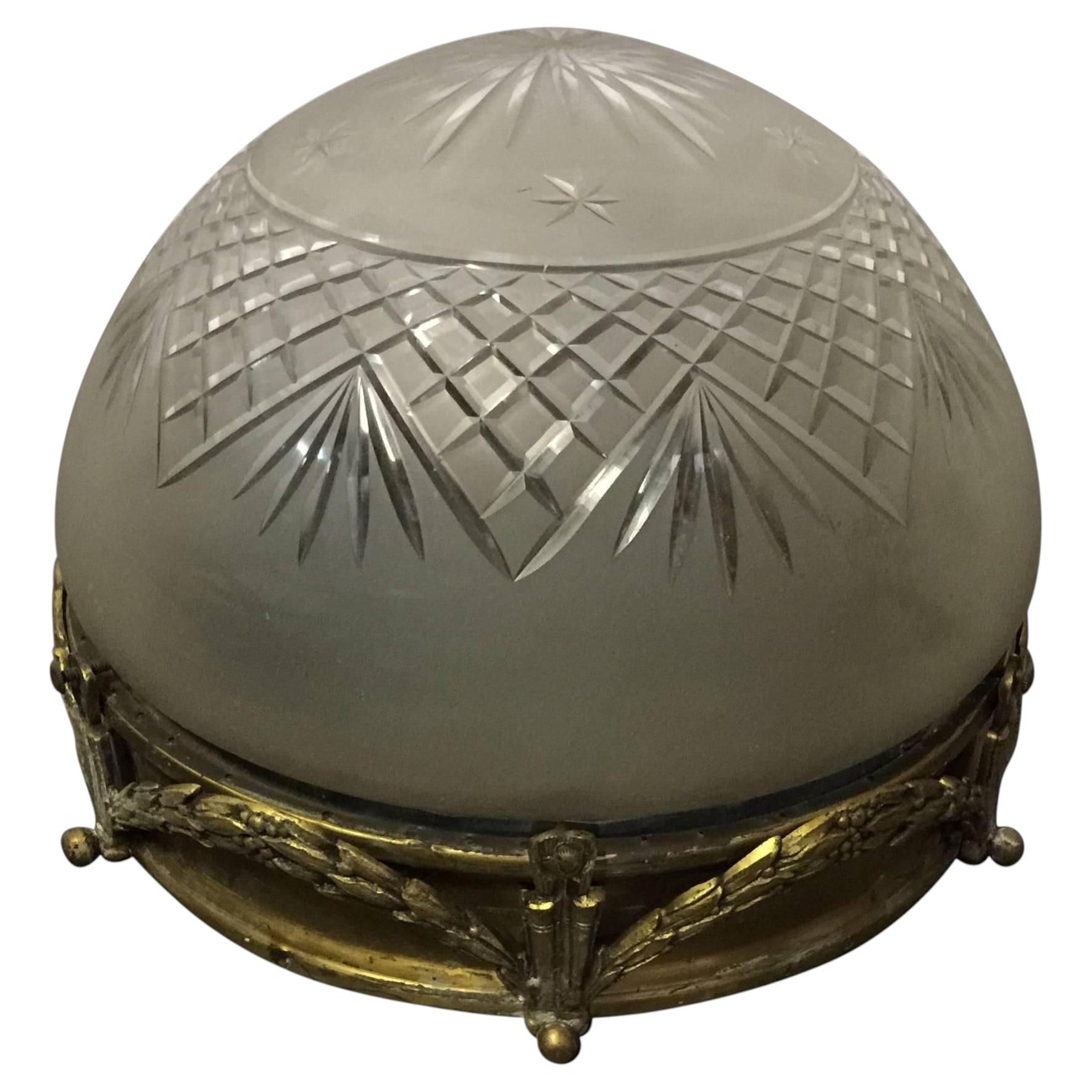 Plafonnier vers 1900, en métal doré et verre gravé. For Sale