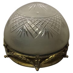 Plafonnier vers 1900, en métal doré et verre gravé.