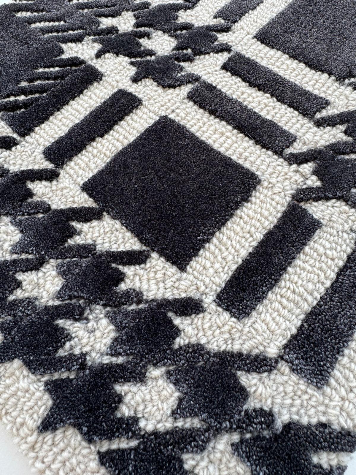 Tappeto a quadri in bianco e nero di Studio A
Dimensioni: L 250 x L 350 cm.
Materiali: Lana e seta di bambù.

Disponibile in sette dimensioni: 90 x 240 cm, 140 x 200 cm, 170 x 240 cm, 200 x 300 cm, 250 x 350 cm, 300 x 400 cm e 350 x 450 cm.