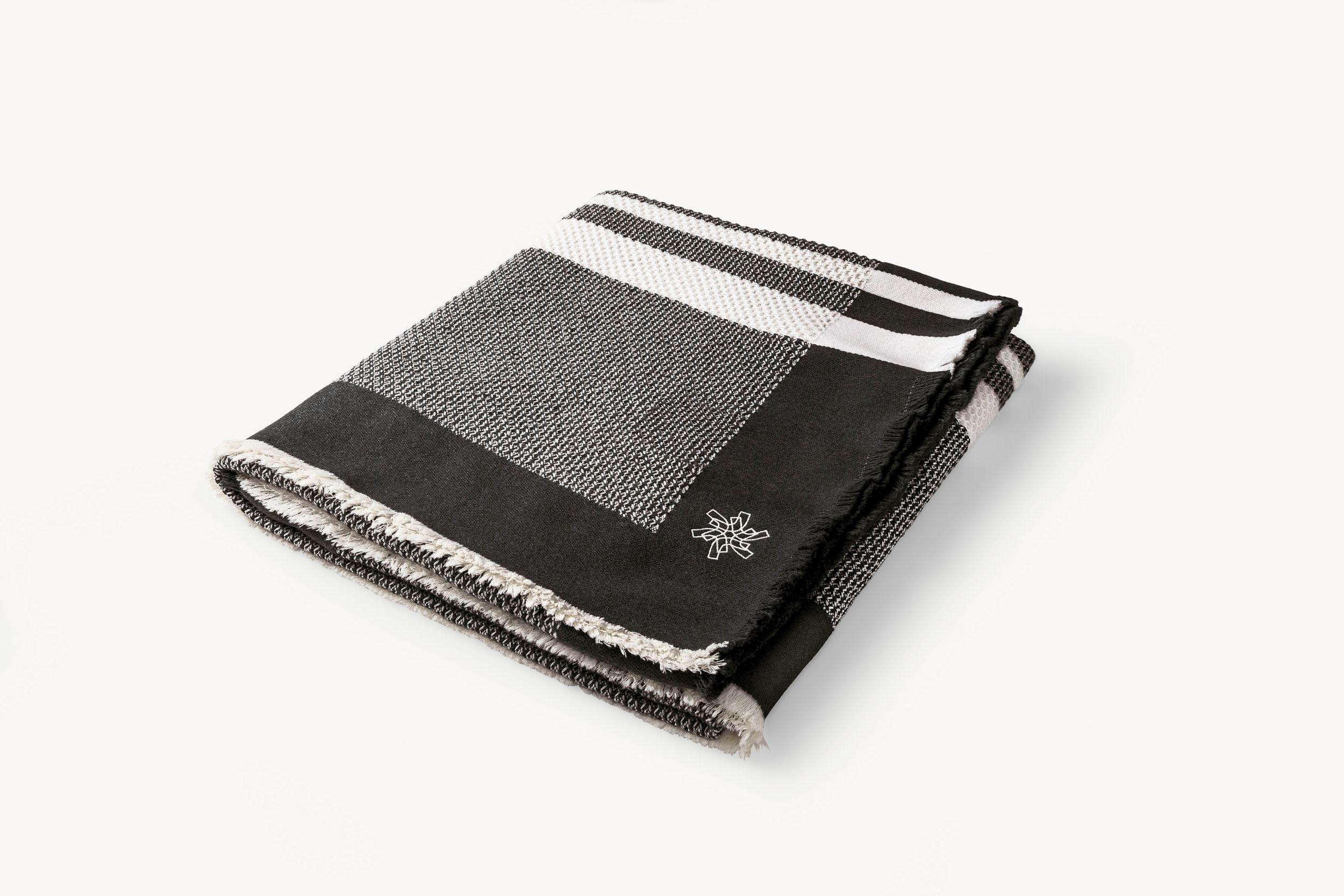 Décoration textile douce pour habiller votre espace avec style. Plaid en 100% Cashwool, une fibre fine.