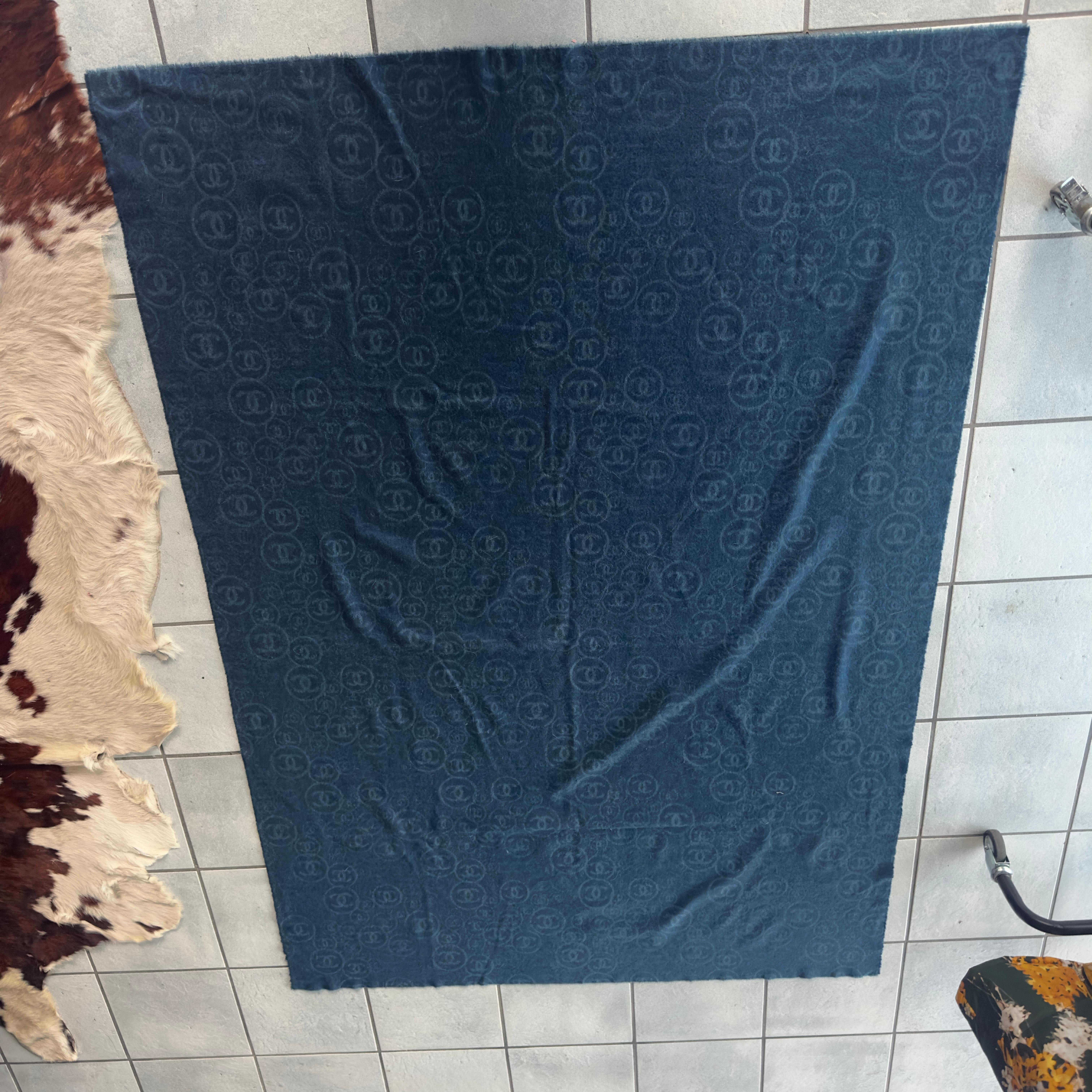 Plaid CHANEL in Cashmere Blu con Monogram CC Jacquard – Nuovo in vendita