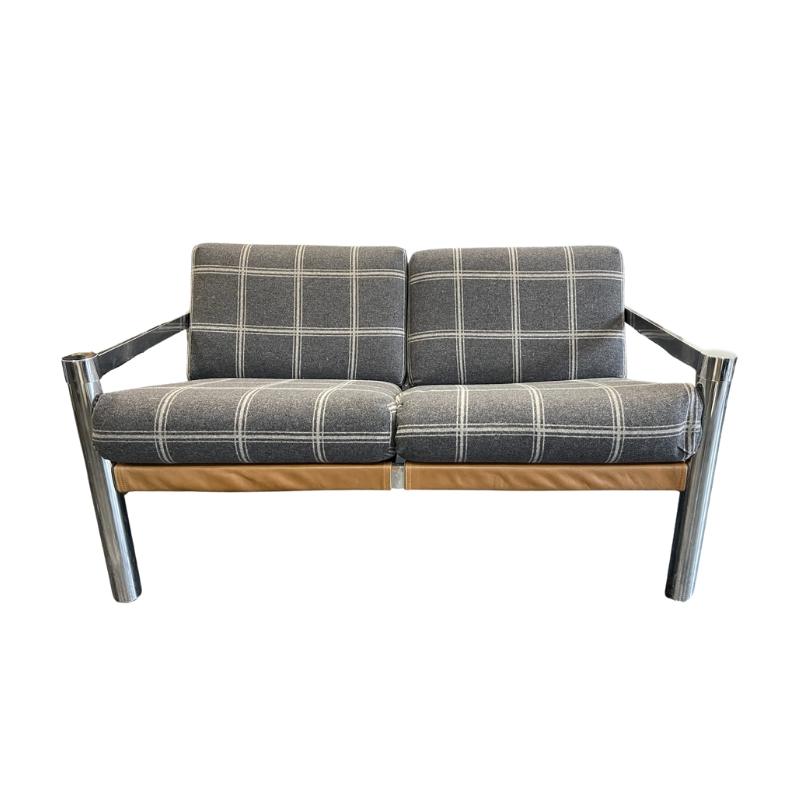 Precioso love seat o Settee cromado moderno de mediados de siglo con nuevo material de cuero y nueva tapicería de lana a cuadros escoceses.  El Setee quedaría perfecto en la base de una cama o en cualquier ambiente ecléctico o de mediados de siglo. 