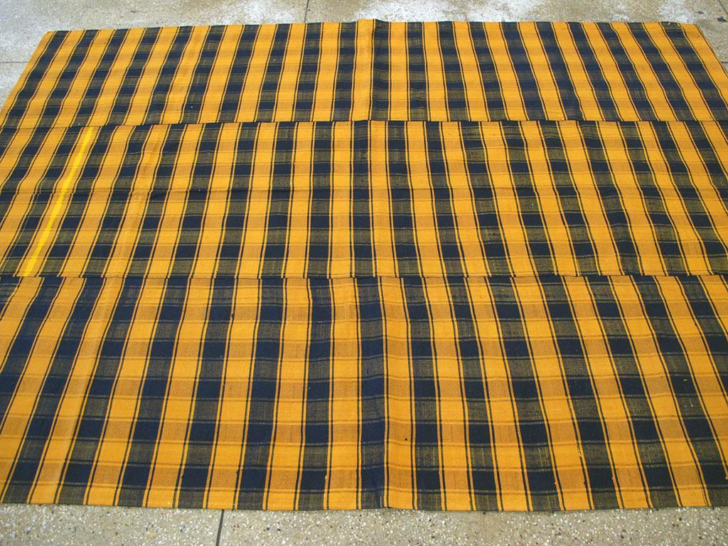 Laine Kilim turc à carreaux:: fabriqué à la main au milieu du 20e siècle et tissé à plat - Tapis d'accent de taille de pièce en vente