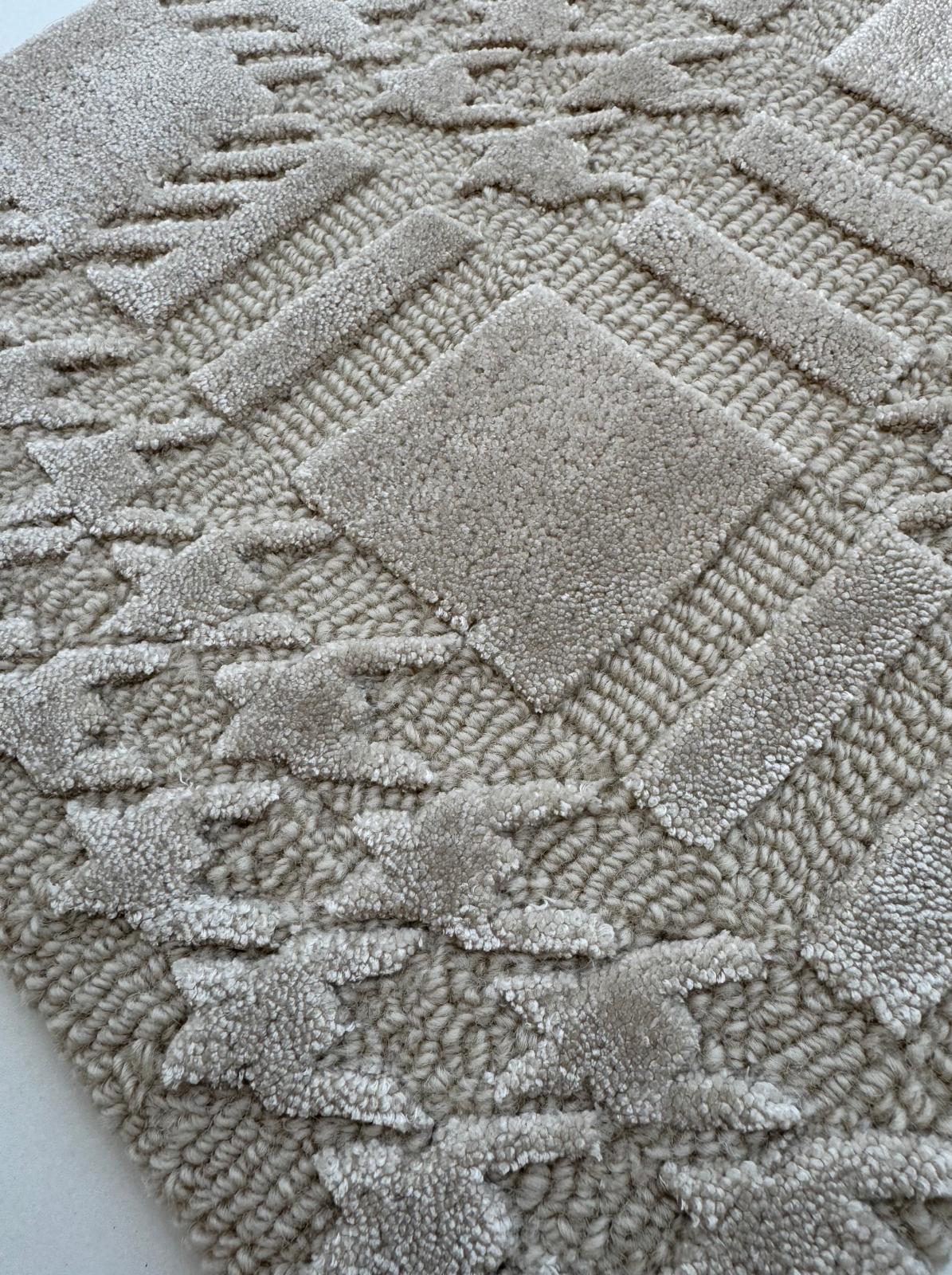 Tapis écru à carreaux par Volver Studios
Dimensions : L 250 x L 350 cm : L 250 x L 350 cm.
MATERIAL : Laine et soie de bambou.

Disponible en sept formats : 90 x 240 cm, 140 x 200 cm, 170 x 240 cm, 200 x 300 cm, 250 x 350 cm, 300 x 400 cm et 350 x
