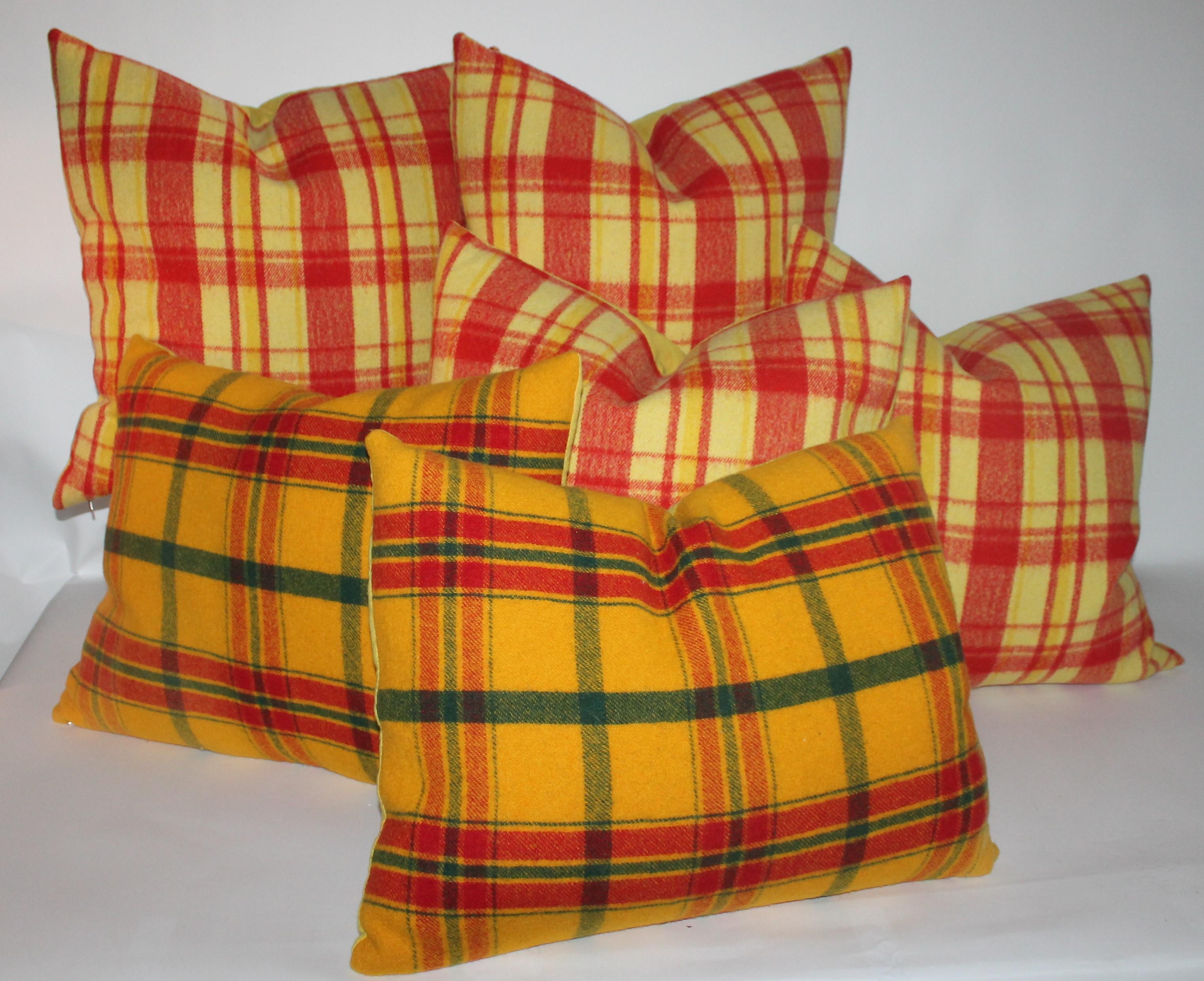 Ces oreillers de couverture en laine à carreaux jaunes et rouges sont en bon état. Les dos sont en lin de coton jaune. Deux paires en stock. Une paire jaune et rouge avec vert en stock.