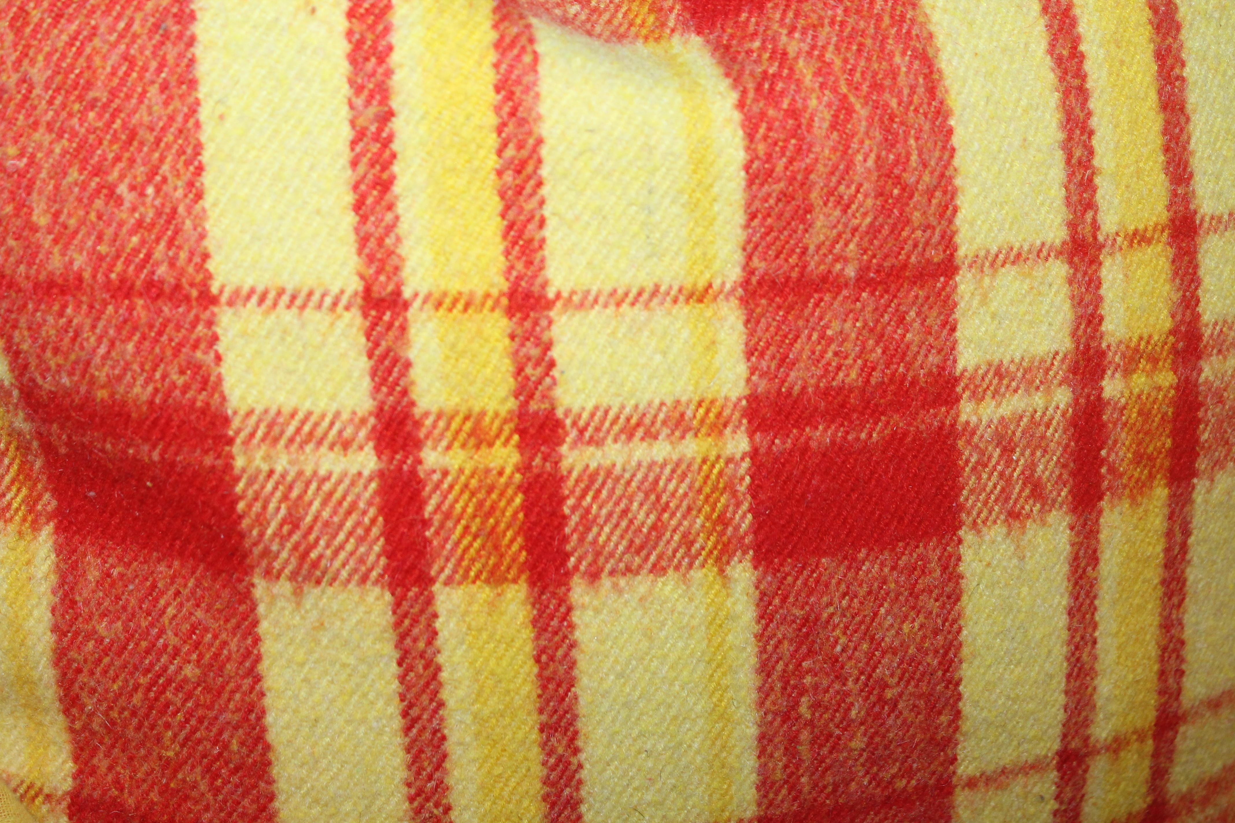 Lin Paire de coussins de couverture en laine à carreaux en vente