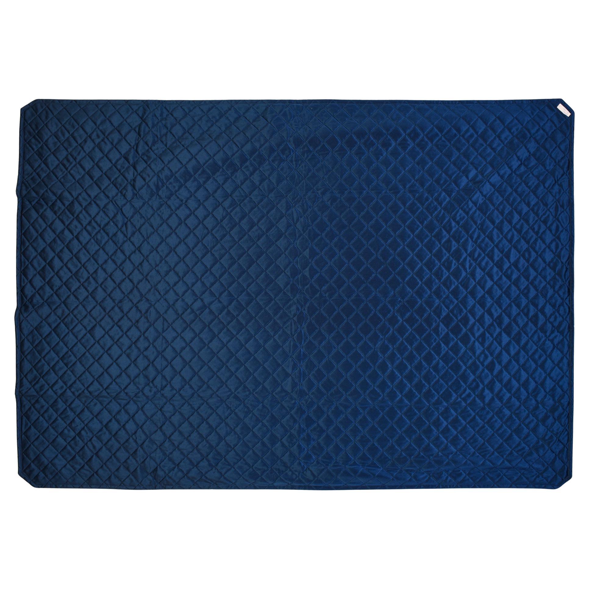 Piccolo plaid con cavalli: tessuto di cotone con leggero pad. MAI usato.
È adatto anche semplicemente appoggiato su una poltrona.

rif. B/966.