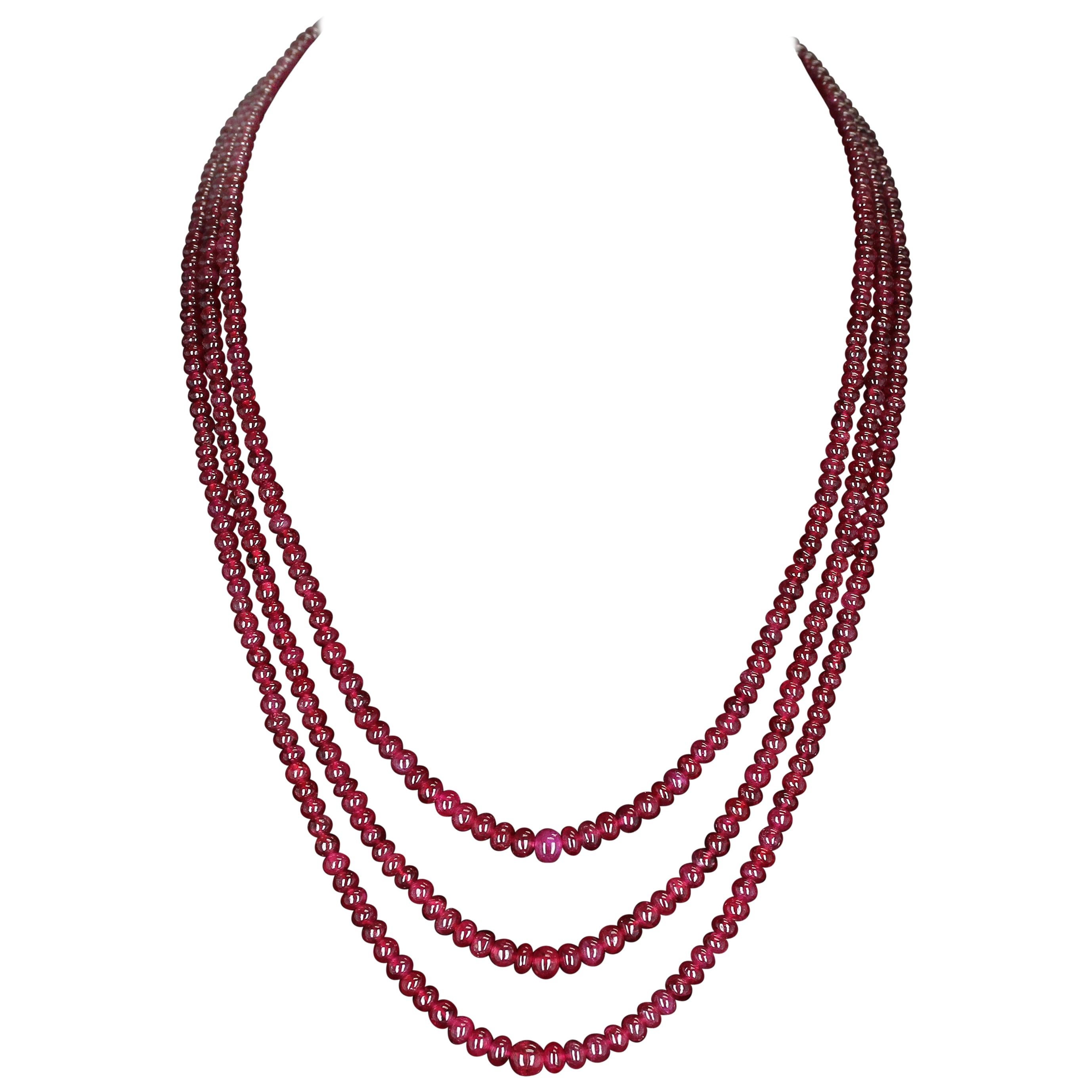 Perles de rubis claires et lisses avec fermoir en cabochon de rubis