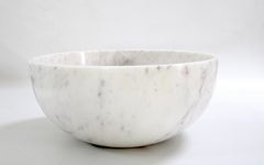 Bol uni en marbre blanc fabriqué à la main en Inde par Stephanie Odegard