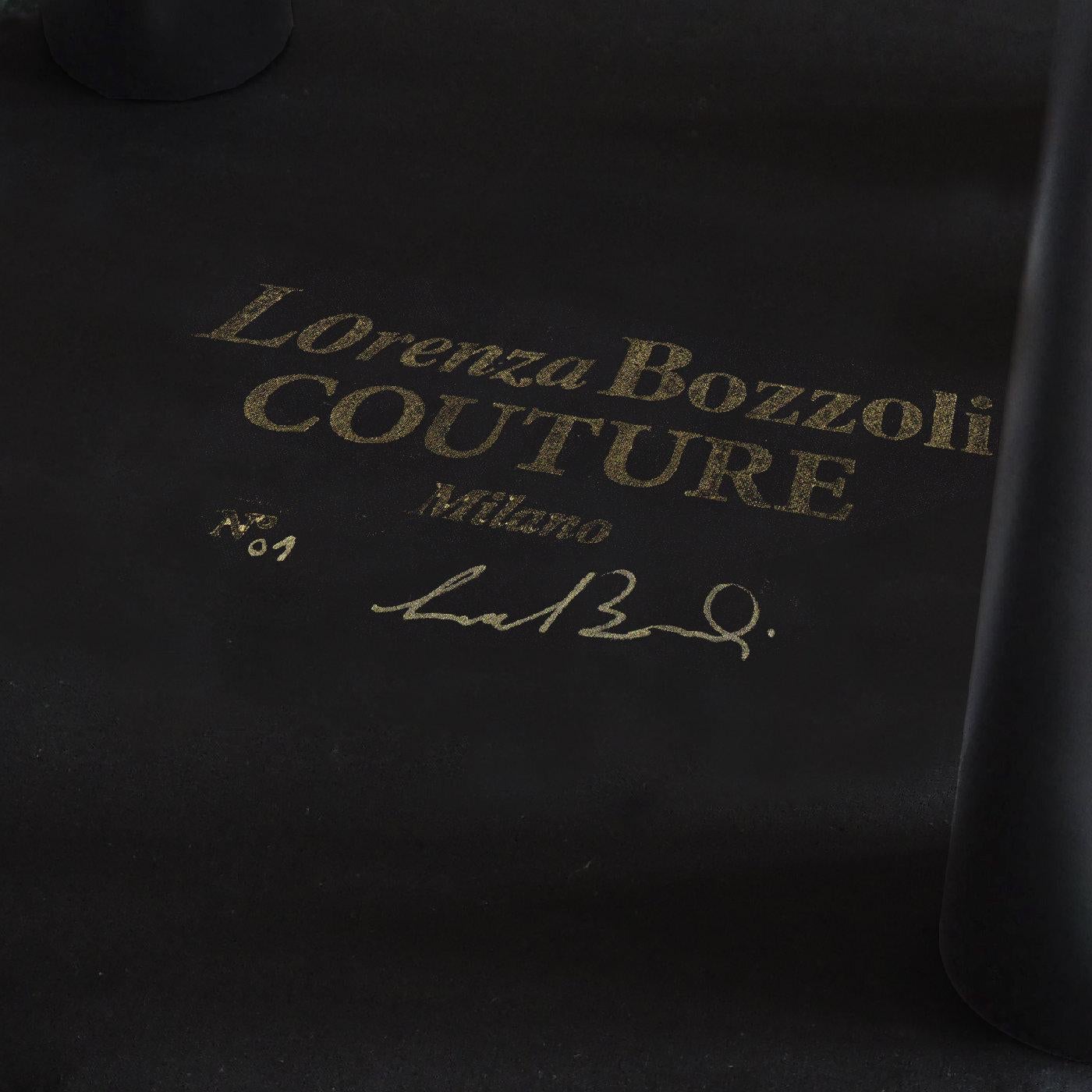 La panca Plissé Cognac è un pezzo straordinario che unisce lusso e design funzionale. Con una lunghezza di 160 cm (63 pollici), una profondità di 45 cm (17,7 pollici) e un'altezza di 50 cm (19,7 pollici), questa panca è stata progettata per elevare