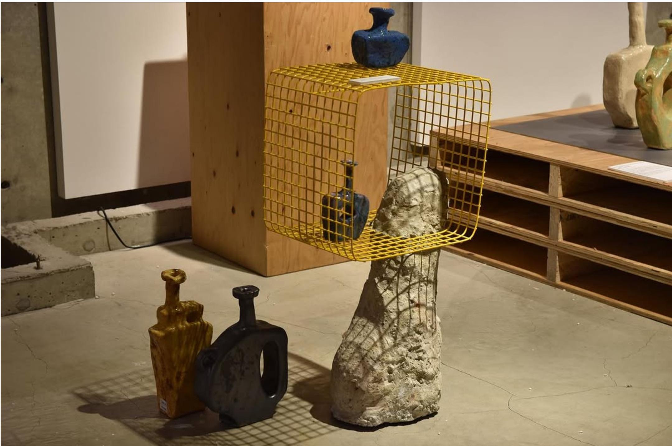 Vaso piatto in ceramica marrone scuro, corpo con apertura grande di Willem Van Hooff In condizioni Nuovo in vendita a Geneve, CH