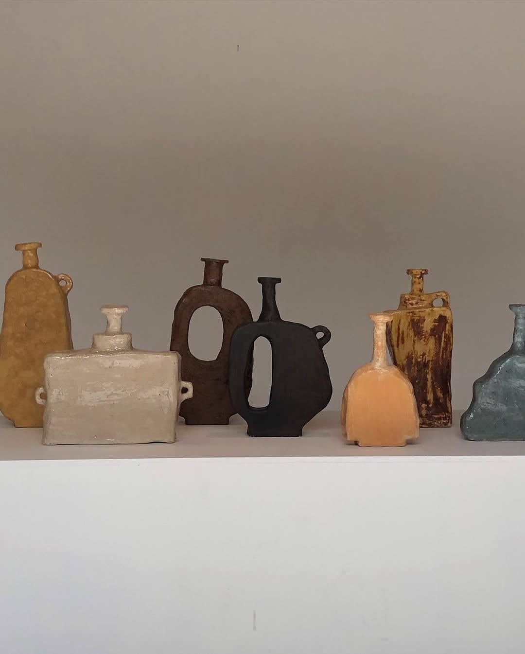 Cotto Vaso piatto in ceramica marrone scuro, corpo con apertura grande di Willem Van Hooff in vendita