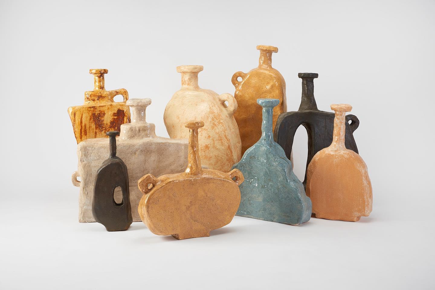 Smaltato Vaso piatto in ceramica marrone scuro, corpo con apertura piccola di Willem Van Hooff in vendita