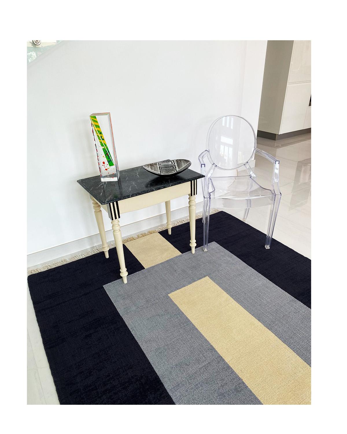 black plain rug