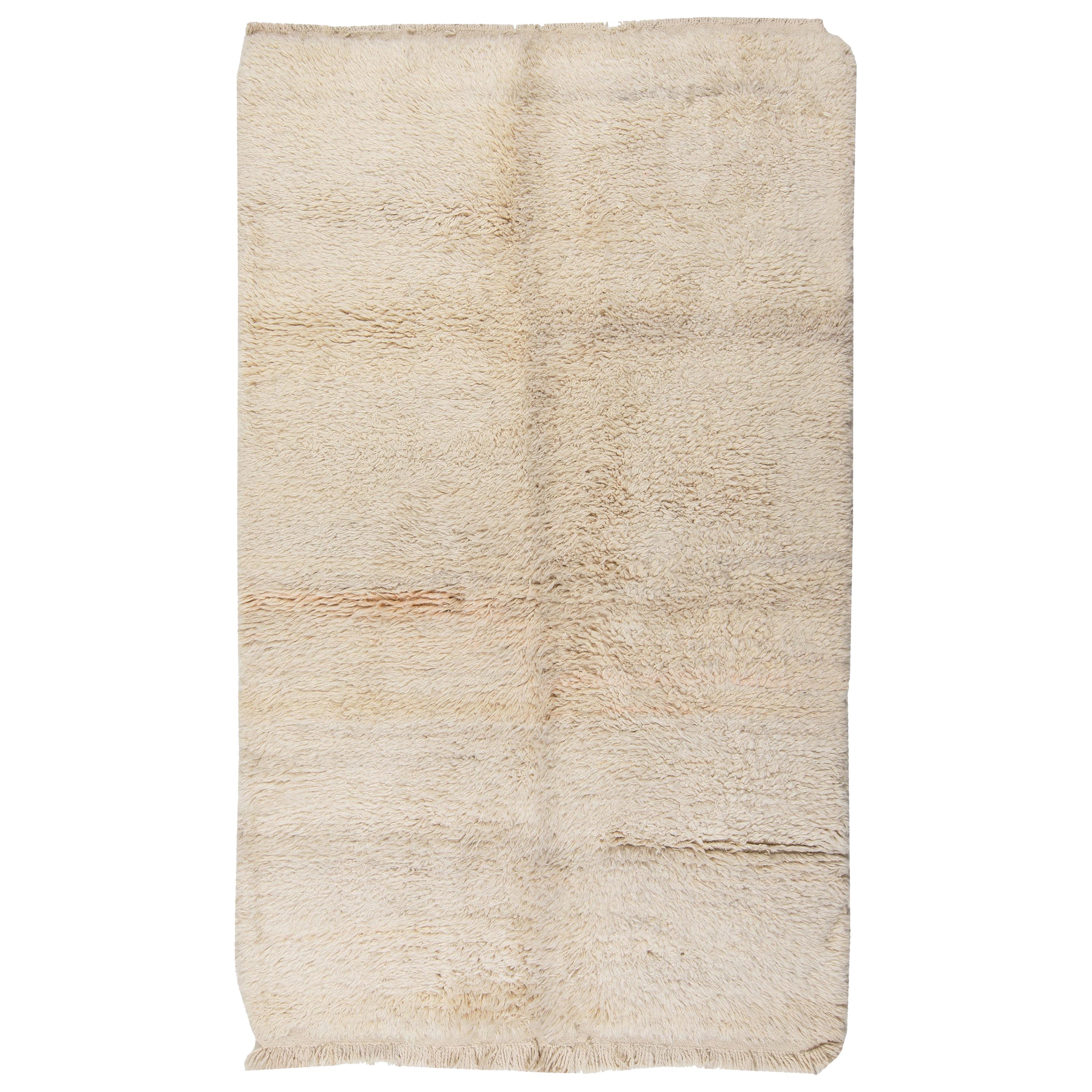 4.7x7.6 Ft schlichter elfenbeinfarbener zentraler anatolischer „Tulu“-Teppich aus natürlicher unbehandelter Wolle