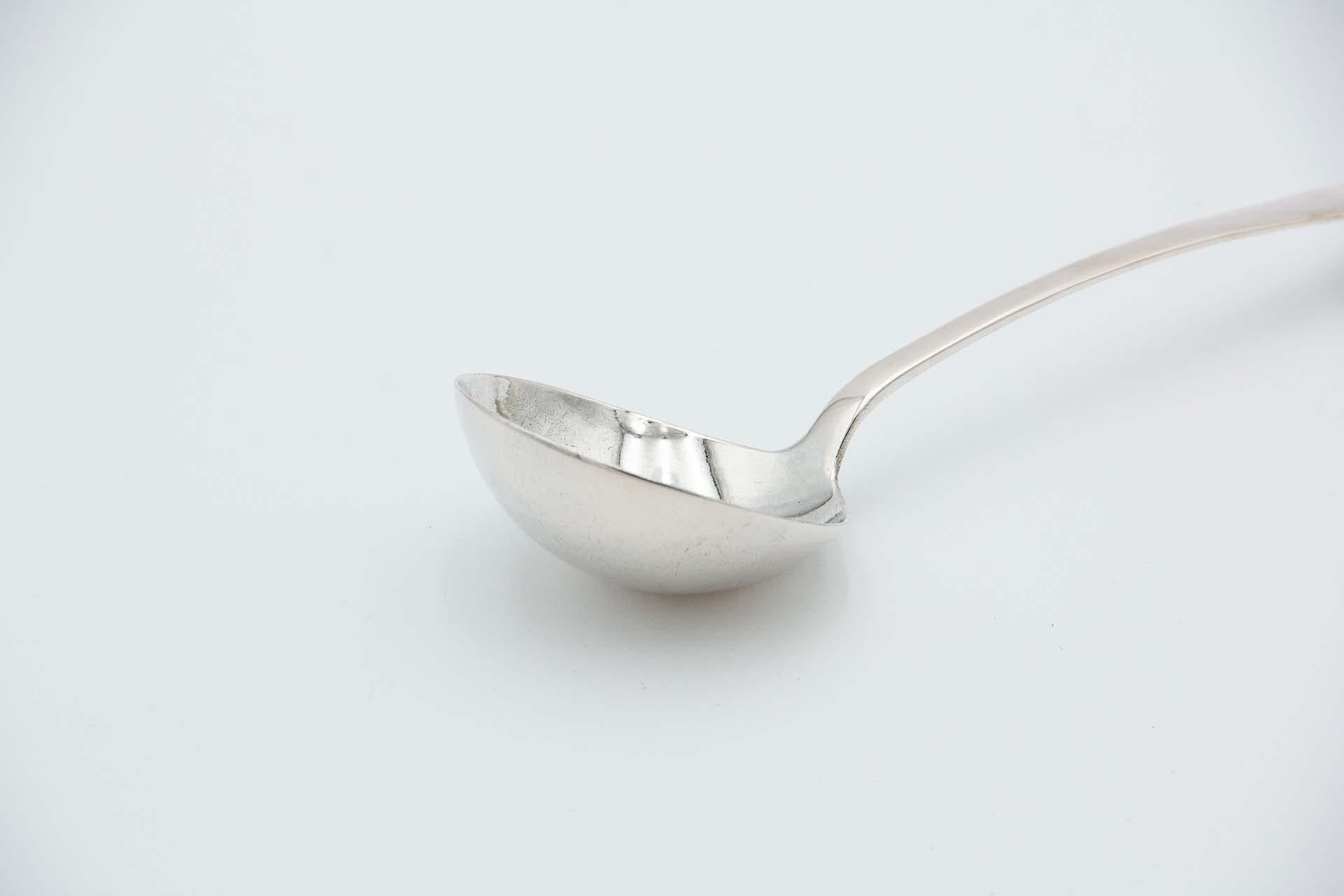 Cucchiaio per salse in argento con mestolo circolare e manico da spedire. Metallo: Argento. Origine: Europea. Marchio: Sconosciuto. Peso: 120,71 grammi  4,26 once. Dimensioni: 24,4x4,8 cm  9,61x1,89 pollici. Purezza: 833/1000. Marchio di controllo: