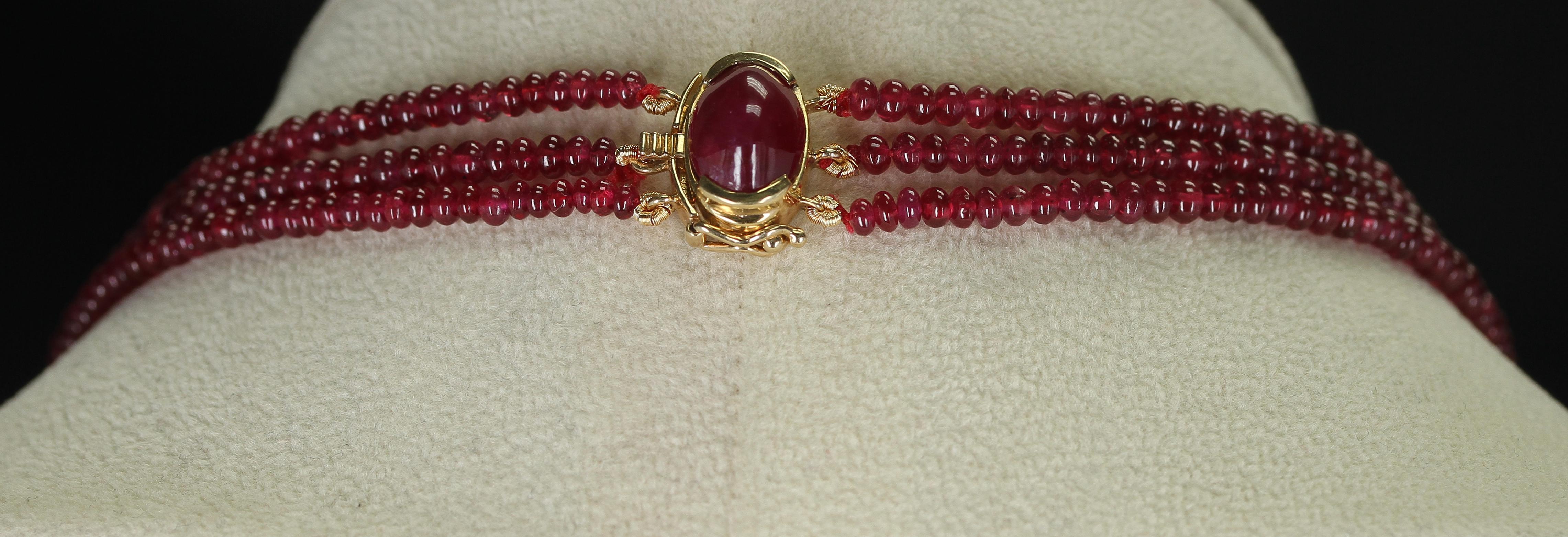 Perles de rubis claires et lisses avec fermoir en cabochon de rubis Unisexe en vente