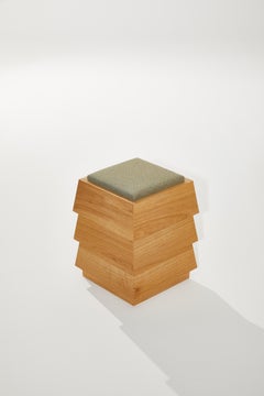 Sgabello Pagoda con texture semplice in Wood Wood e cuscino verde di Heilig Objects