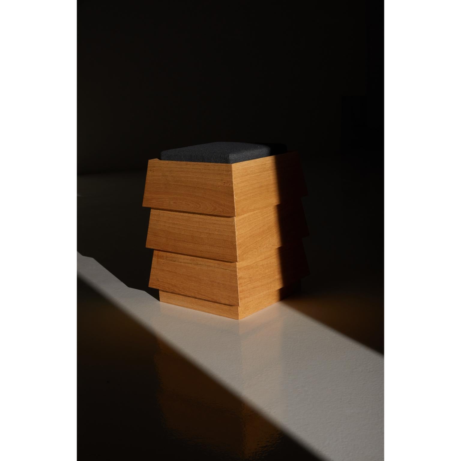 Autre Tabouret Pagode en bois d'Oak Oak et tissu en laine mélangée par Heilig Objects for Objects en vente