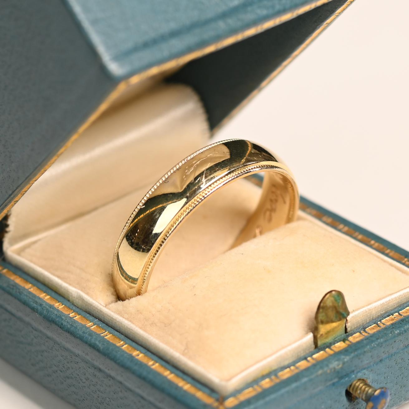 Cette exquise alliance pour homme est fabriquée en or jaune 14k massif, rayonnant d'une élégance chaleureuse et intemporelle. Conçu avec une finition polie, le bracelet respire la sophistication, ce qui en fait un symbole parfait d'engagement