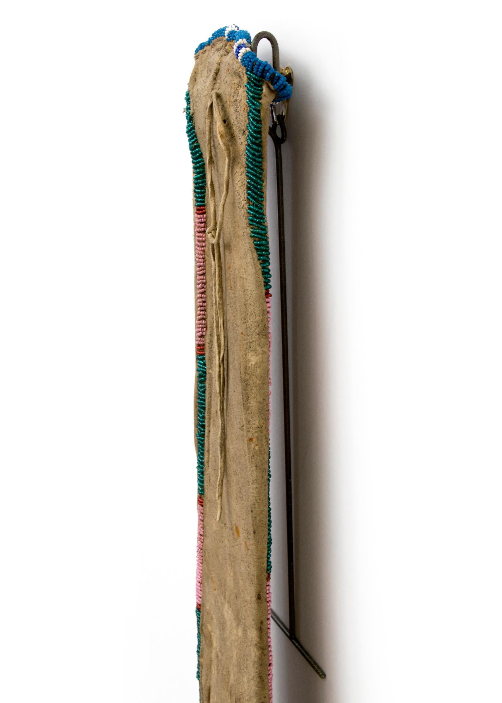 Plains Tabaktasche mit Perlen und Steppdeckeln aus der klassischen Periode um 1850-1880 (Indigene Kunst (Nord-/Südamerika)) im Angebot