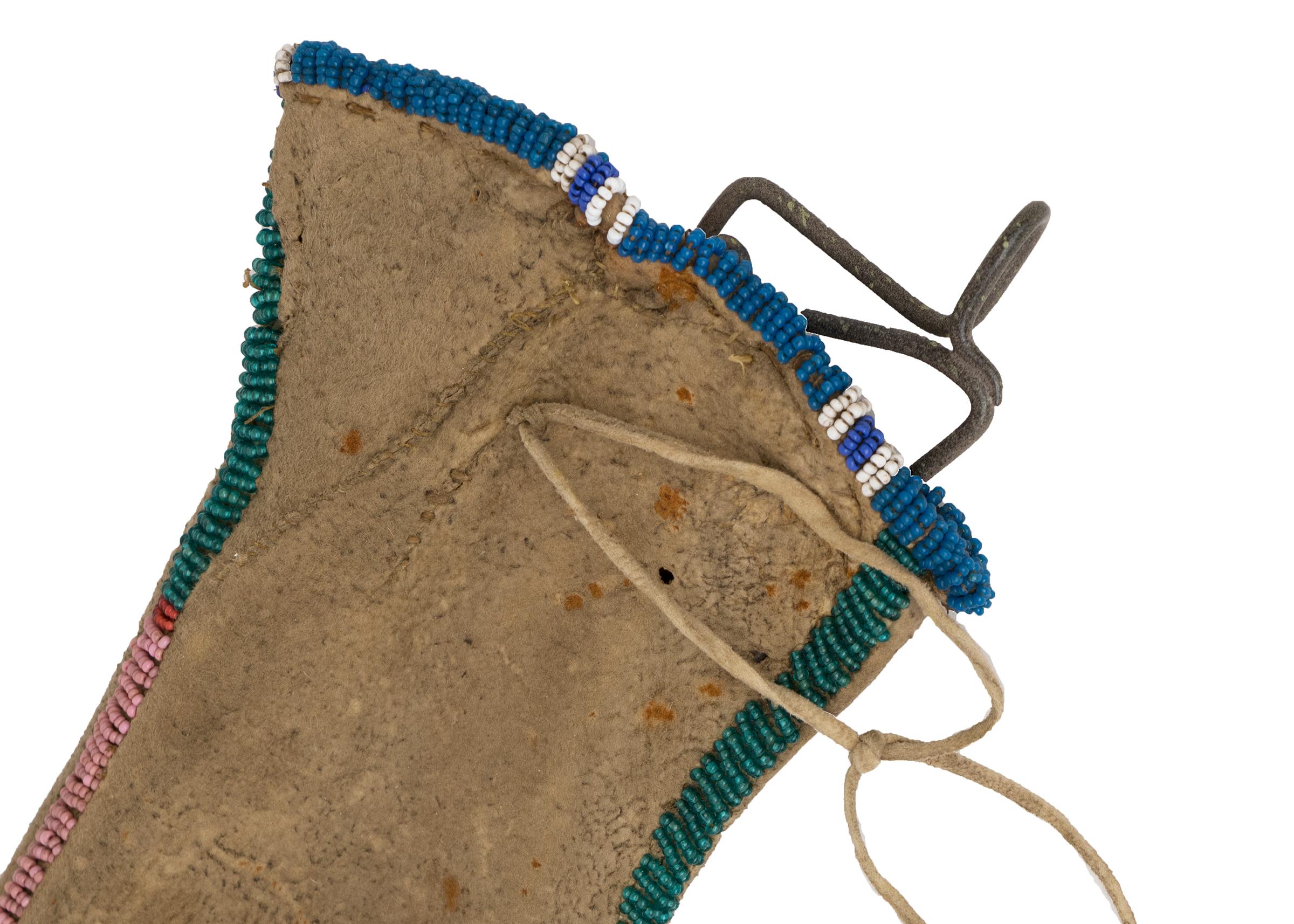 Plains Tabaktasche mit Perlen und Steppdeckeln aus der klassischen Periode um 1850-1880 im Zustand „Gut“ im Angebot in Denver, CO