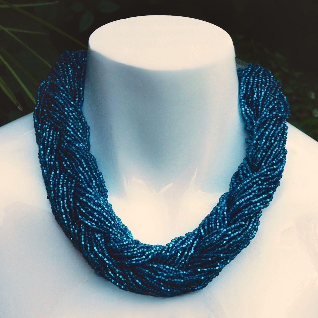Bellissima collana a tre fili con perle di vetro blu e finiture in argento. Misura 47 cm di lunghezza più un'estensione di 3,2 cm e 3,5 cm di larghezza. La placcatura in argento è usurata.

Questa è una favolosa ed elegante collana di perline blu.