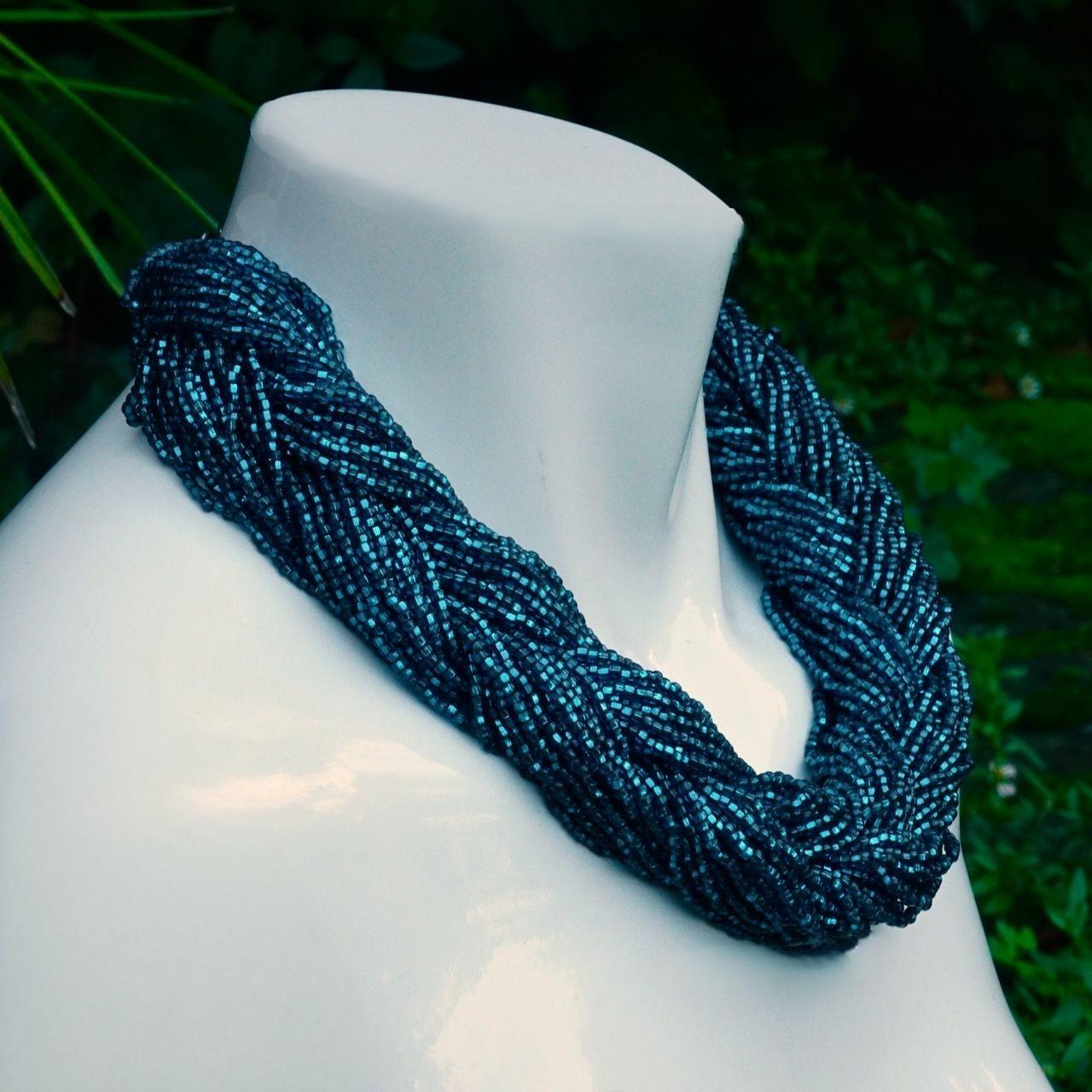 Collana di perle di vetro blu a più fili intrecciati In condizioni buone in vendita a London, GB