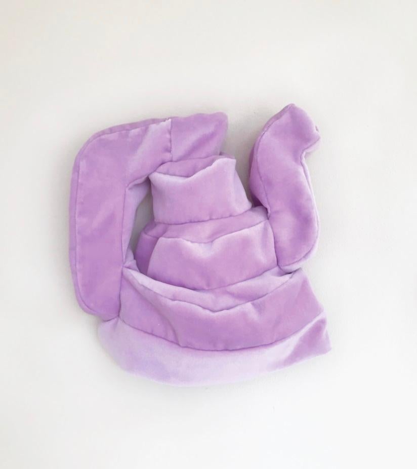 Plakkenpot F kaffeekanne von Hanna Kooistra
Limitierte Auflage von 20 Stück
Abmessungen: 22 x 22 cm
MATERIALIEN: Polyester
Erhältlich in anderen Farben.

Diese Kaffeekannen sind eine Neuinterpretation einer Kaffeekanne aus dem Rijksmuseum. Die