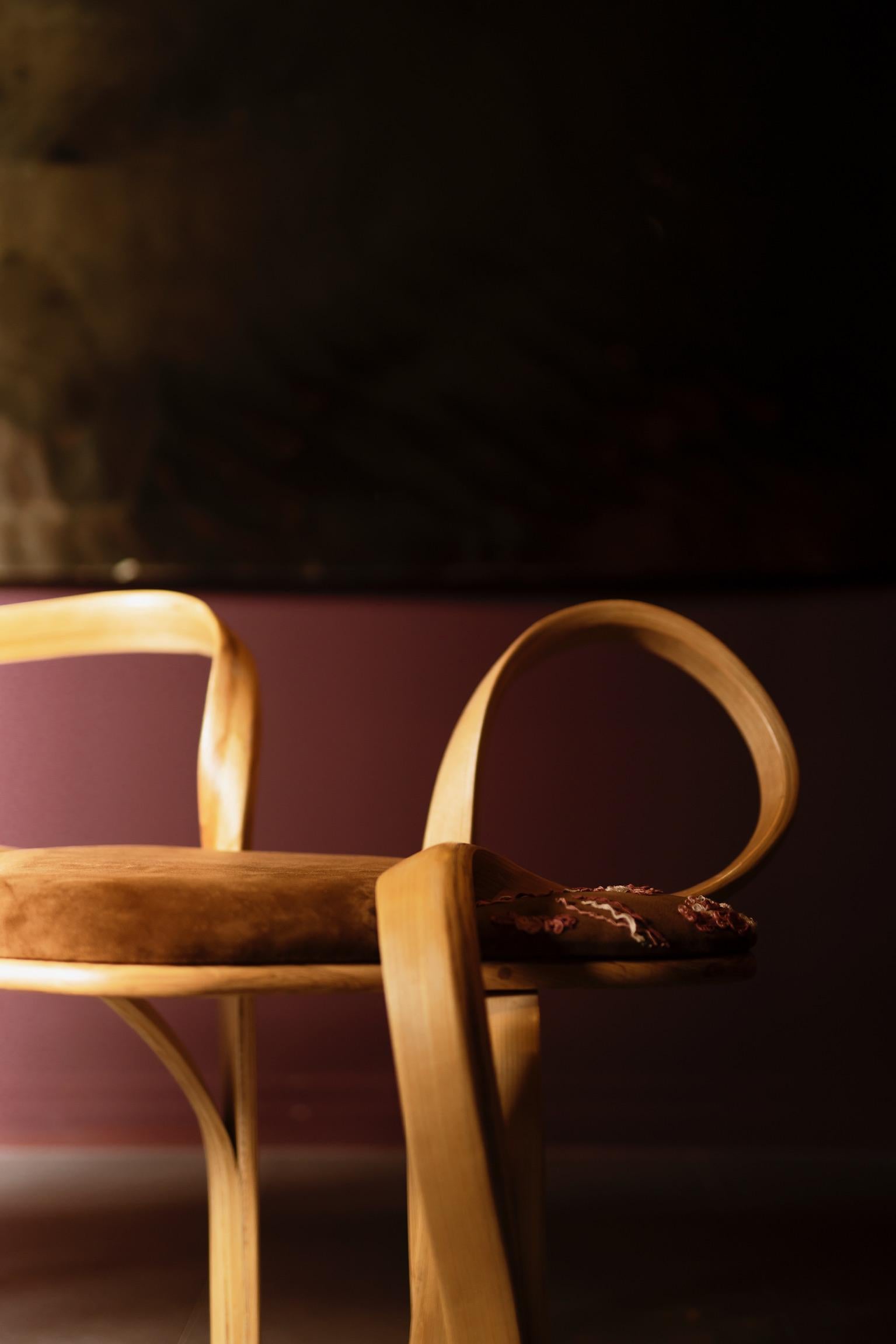 À propos de

Plana II - Un châssis de salon conçu et réalisé par Raka Studio, fait partie de la nouvelle collection, dans laquelle le studio a intégré une surface en bois uni. Dans ce cas, la surface unie est la zone d'assise, qui a été entourée