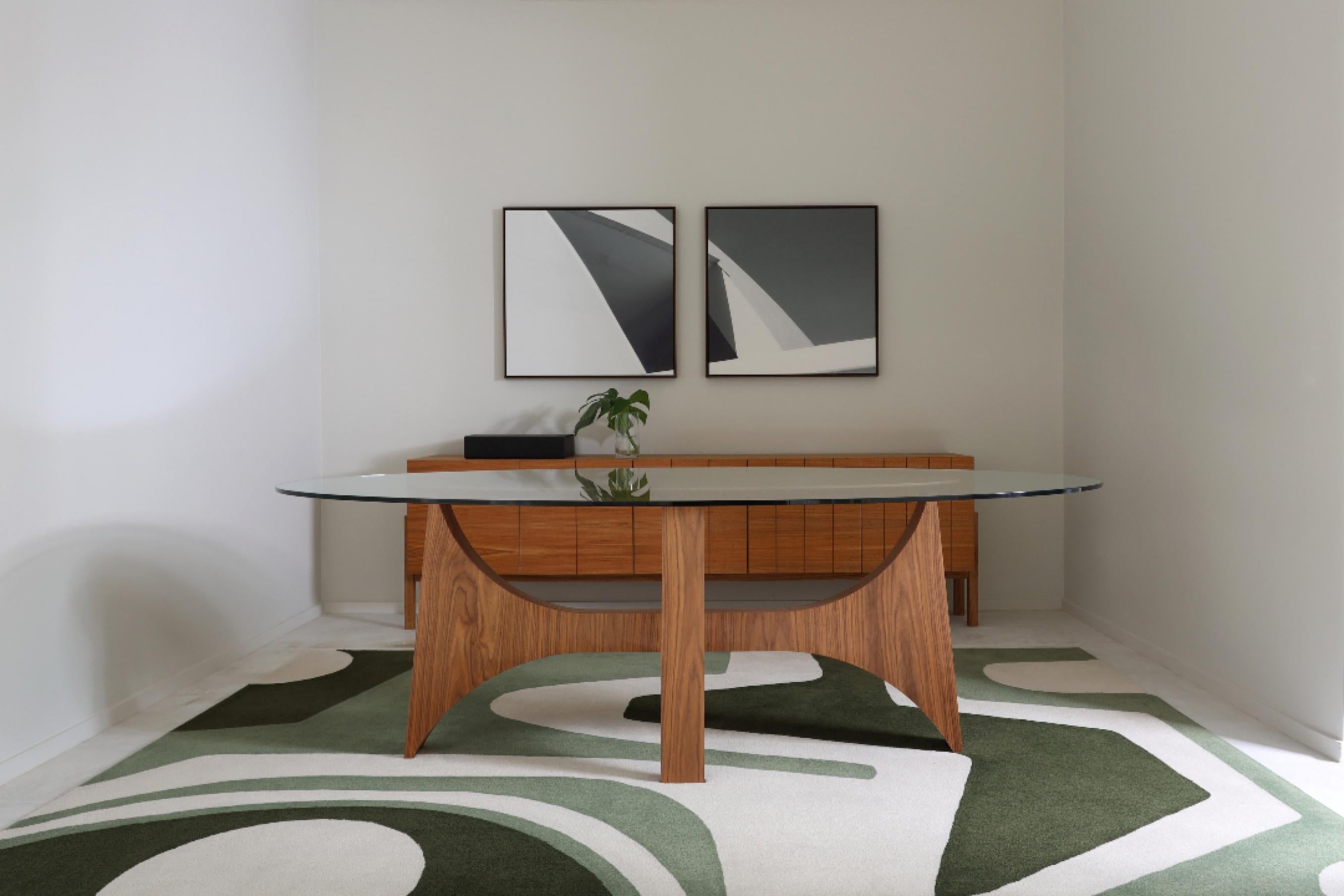 The Planalto dining table was inspired by the curves of master Oscar Niemeyer. Its creation refers to the architect's constructions in Brasília, where the sculptural elegance of his trait stands out in a forceful way. To be used as a dining table,