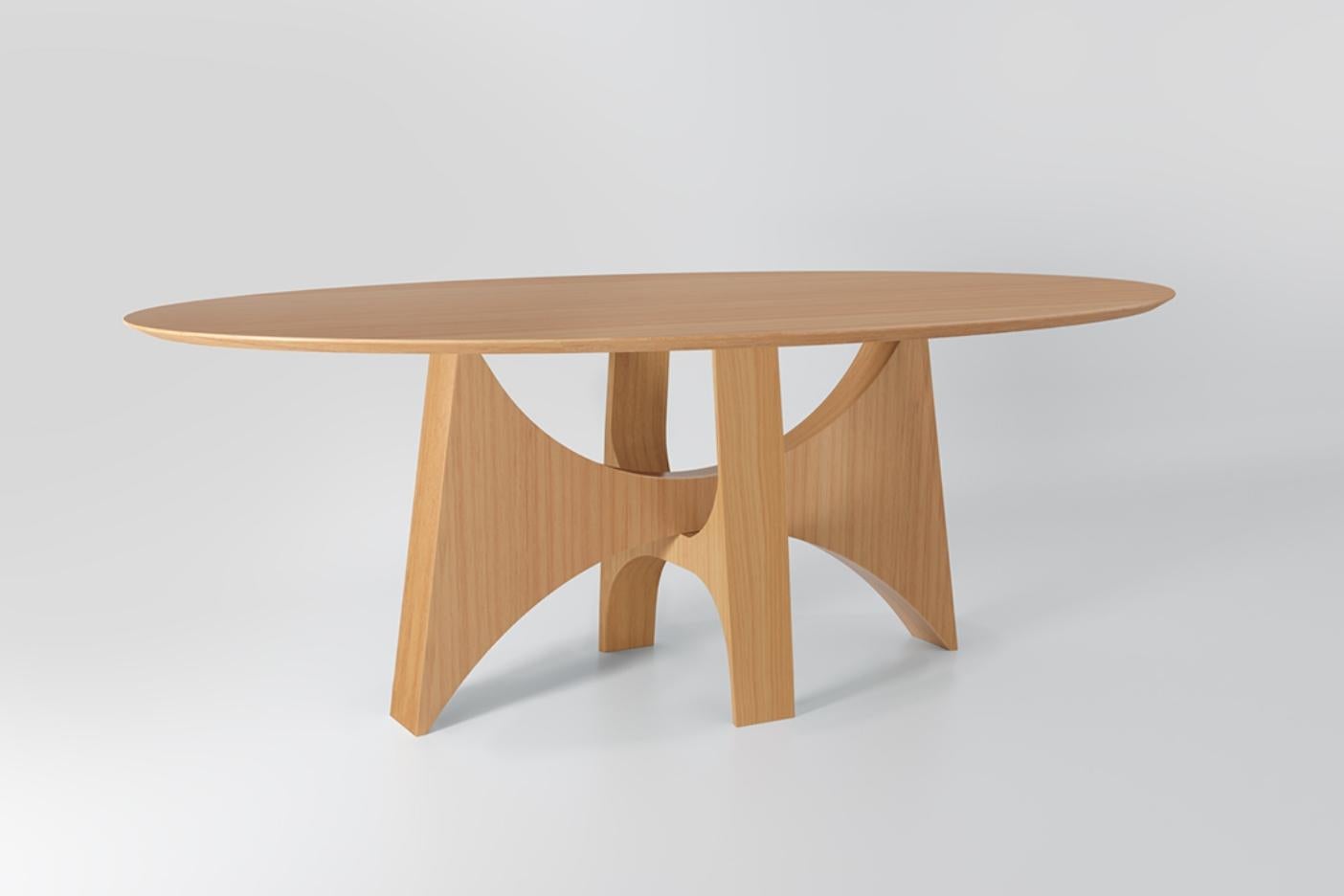 La table à manger ovale Planalto a été inspirée par les courbes des œuvres du maître Oscar Niemeyer. Sa création évoque les constructions de l'architecte à Brasília, au Brésil, où l'élégance sculpturale de son design s'impose. Elle peut être